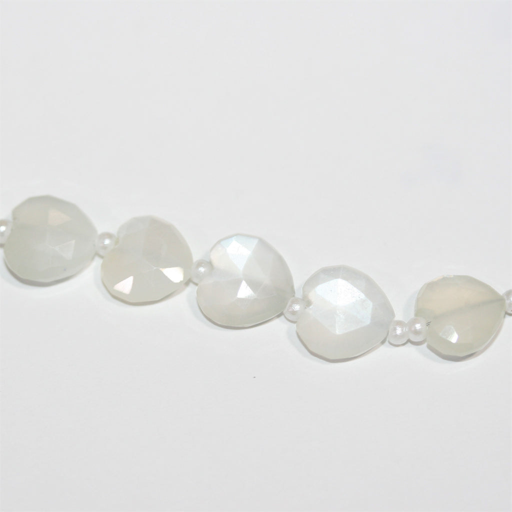 Cuentas de corazón facetadas de piedra lunar blanca de 7" 8x10 mm - Hilo de 17 cm.