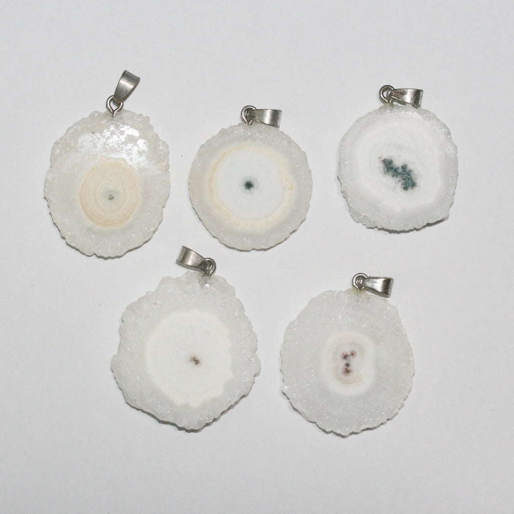 Pendentif plat irrégulier en quartz solaire 25-32 mm environ (1 pièce)