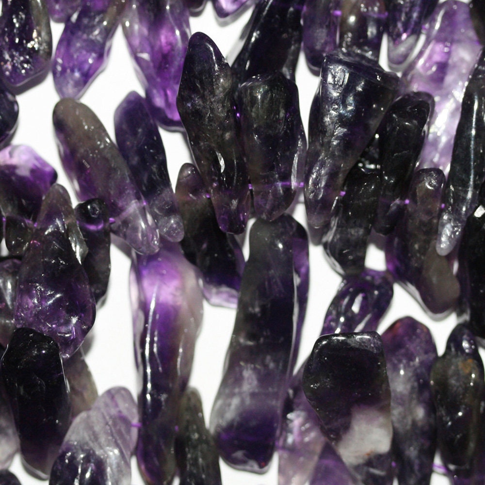 Perles irrégulières en améthyste brute naturelle d'Afrique, 30 x 15 mm environ, 15 pouces (38 x 15 mm). Longueur du fil : 40 cm environ.