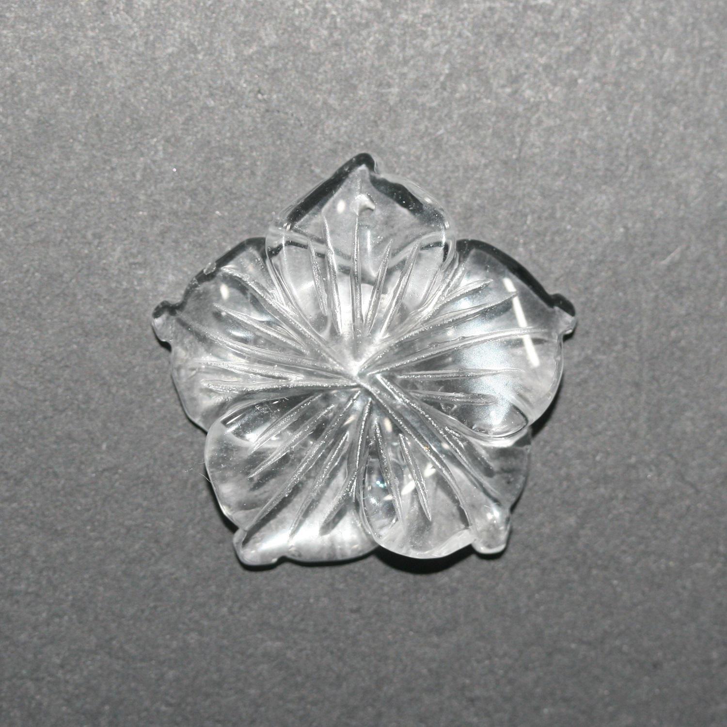 Pendentif en quartz roche, fleur sculptée, 28 mm - Réf. 14805