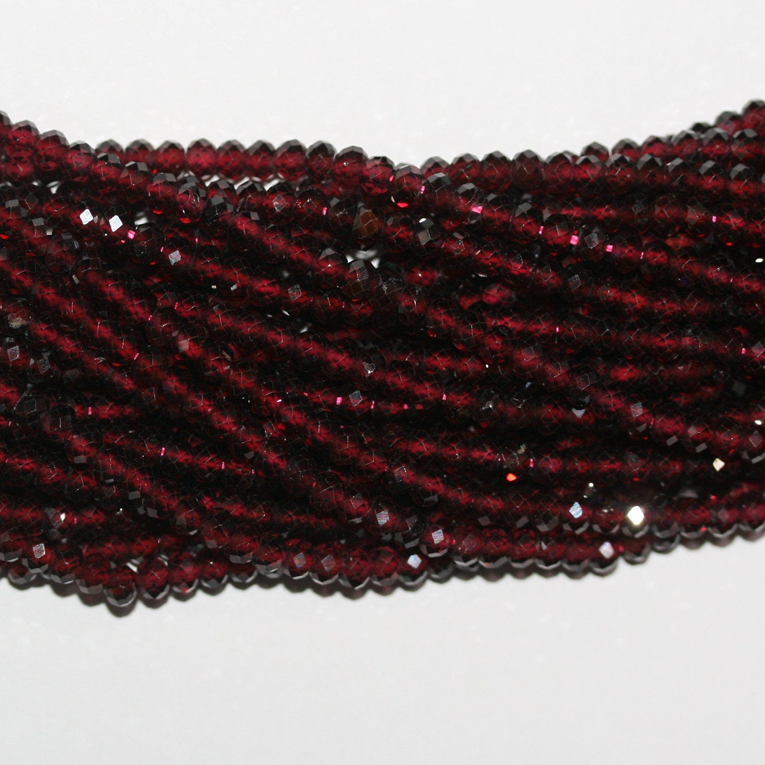 Perles rondelles à facettes en grenat de 15 pouces, 4 x 3 mm. - Fil de 39 cm.