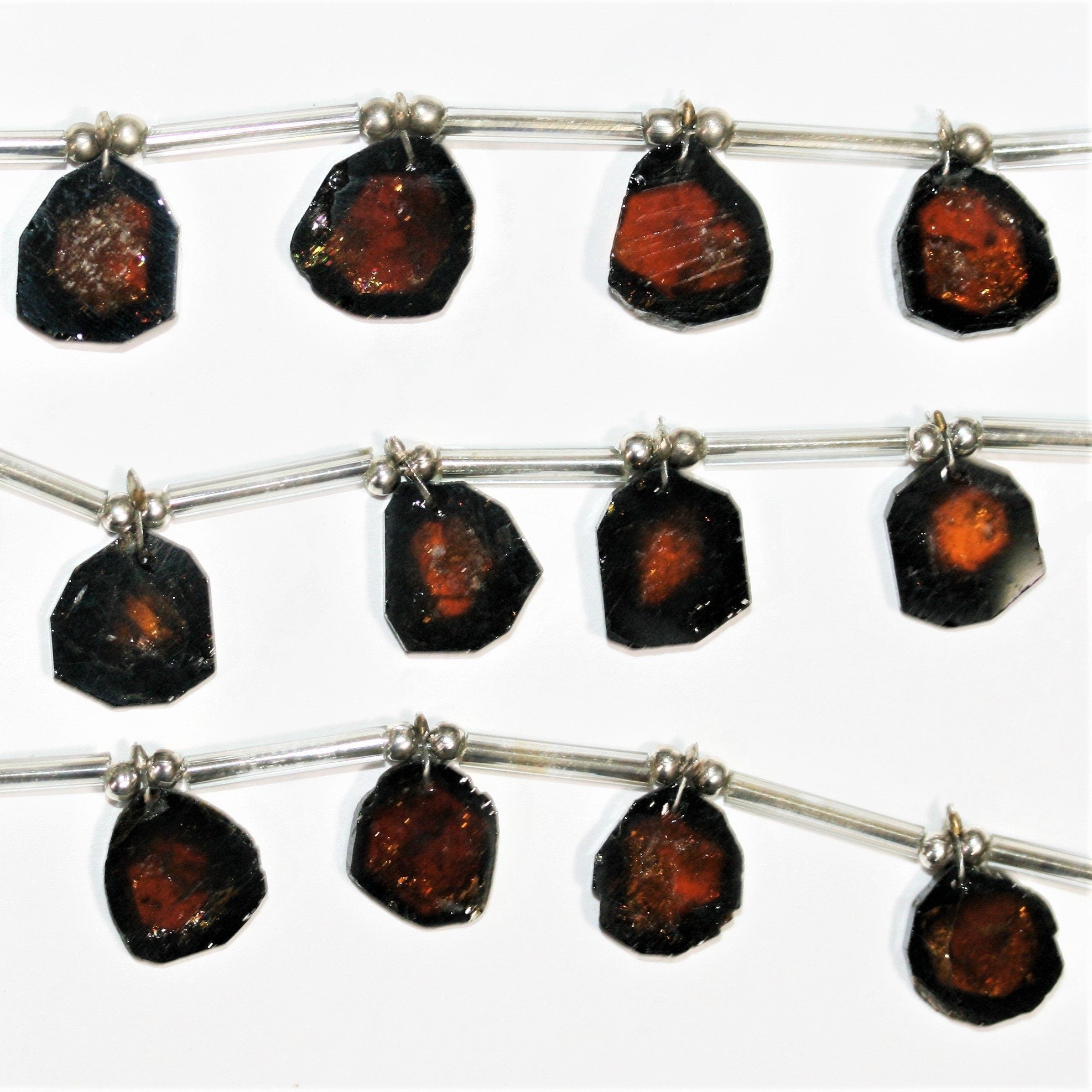 Cuentas de turmalina marrón irregulares planas de 7" de 8 a 10 mm. Aprox. - Hilo de 18 cm.