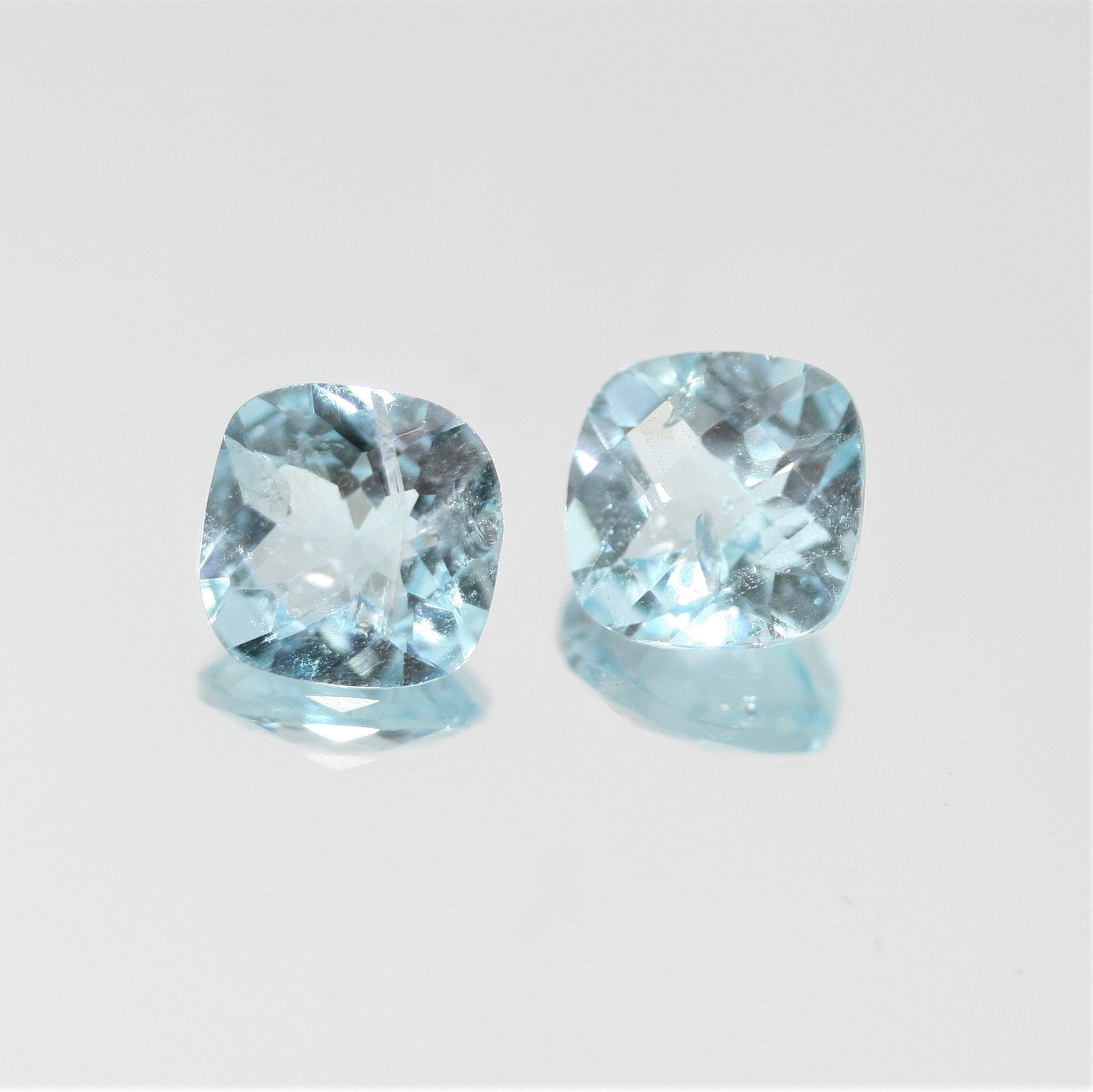 Lote de 2 piezas de Topacio Cielo Facetado Cojín de 10 mm. (2 uds.).