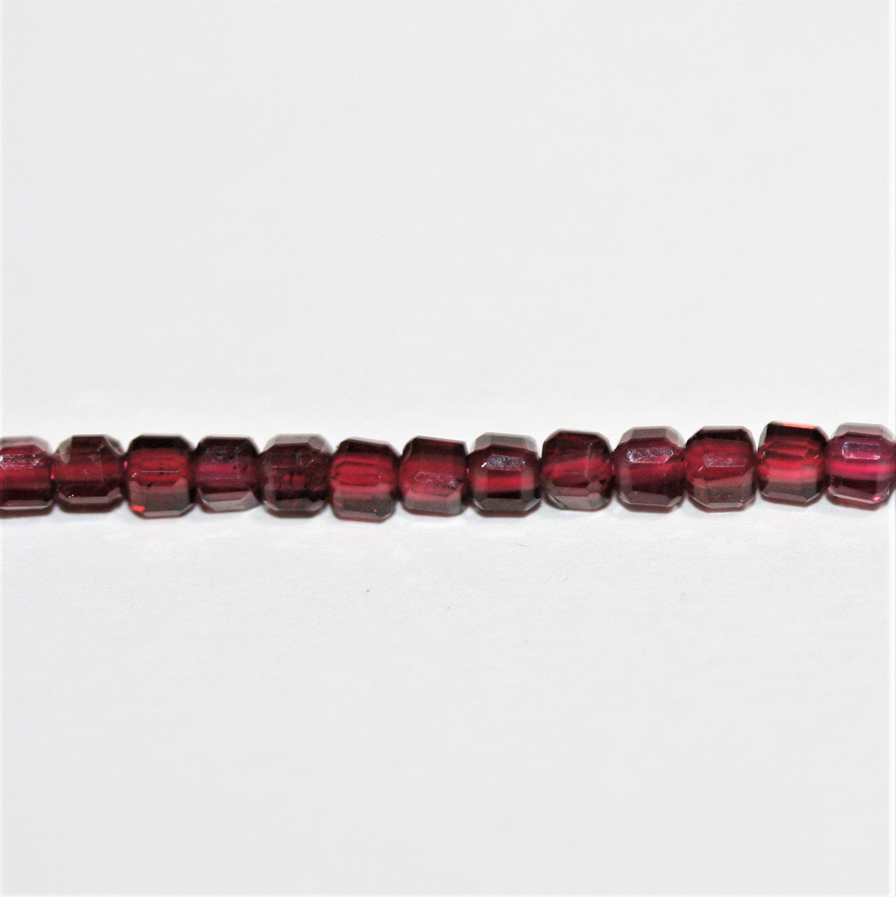 15" Perles cubiques à facettes en grenat Saint-Martin 2 mm.-Ring 39 cm.