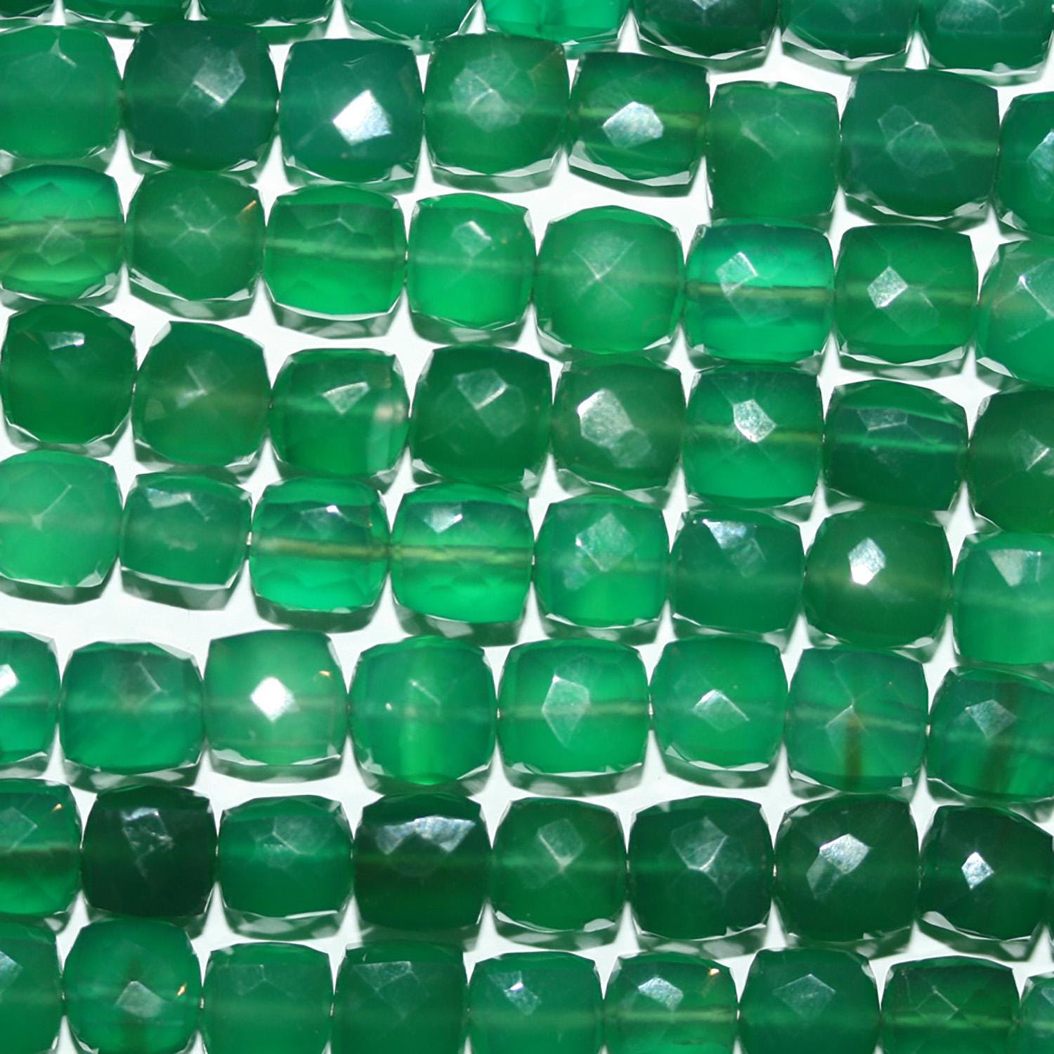 Cuentas de cubo facetadas de ónix verde de 48 cm (19"), 6-7 mm (aprox. - Hilo de 23 cm)