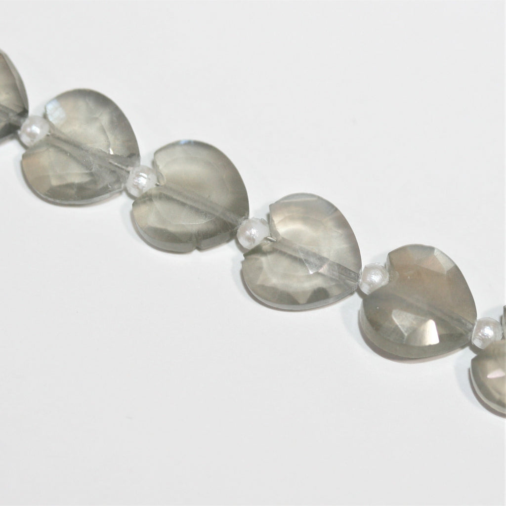 Cuentas de corazón facetadas de piedra lunar gris St. de 7" 8 x 10 mm - Hilo de 17 cm.