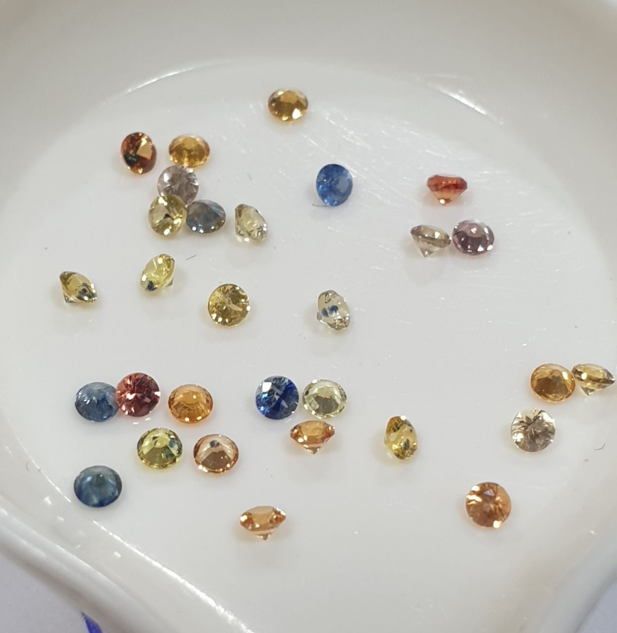 Lot de petits saphirs multicolores ronds de 1,7 mm, bleu-jaune - Saphirs naturels - Pierres calibrées - Vente en gros pour sertissage