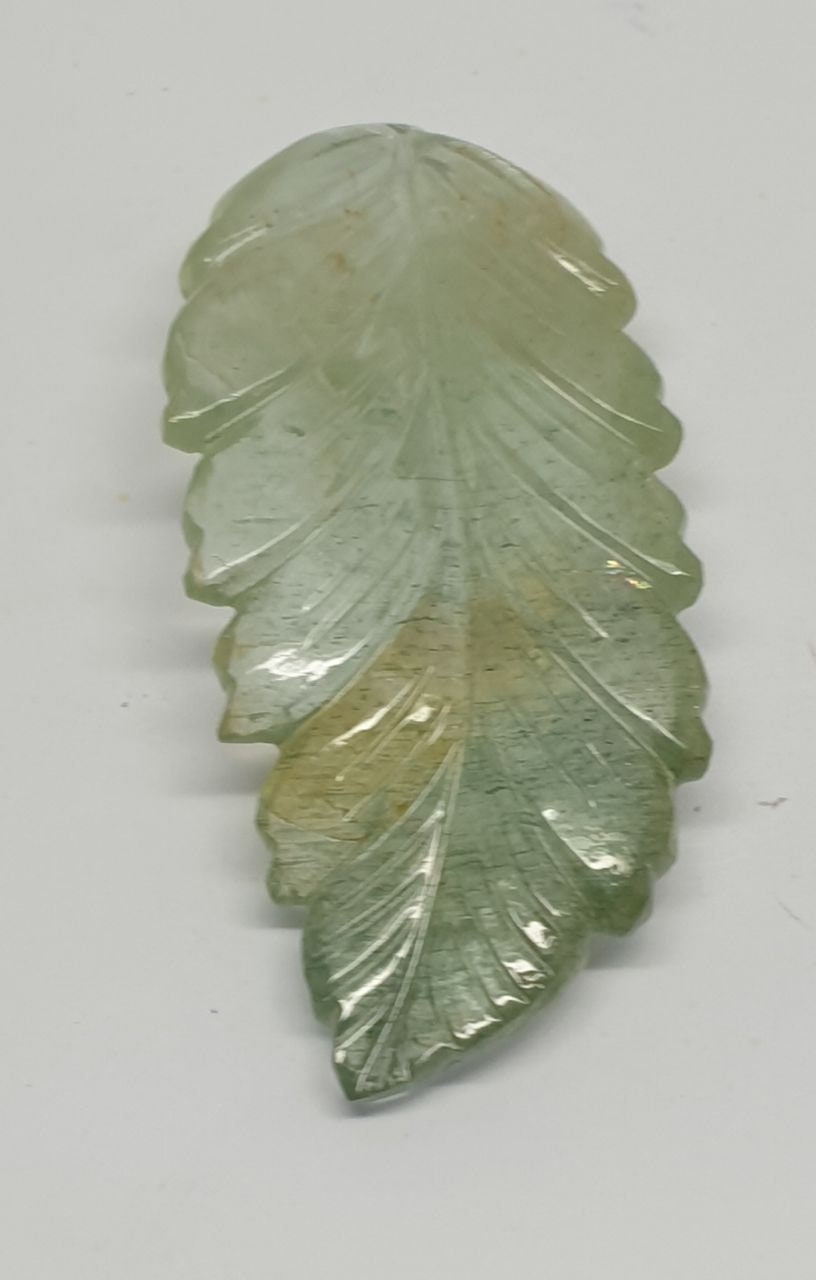 Pendentif unique en forme de feuille d'aigue-marine sculptée, 49,5 x 22,3 mm. Sculpture unique - Pierres naturelles - Énergie positive et guérissante - Pièce unique - 52,25 ct