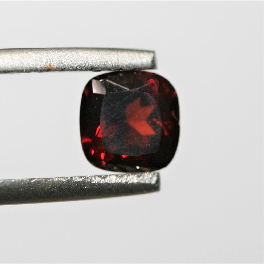 Lote de 8 cuentas de granate facetadas de 6 mm. (8 piezas)