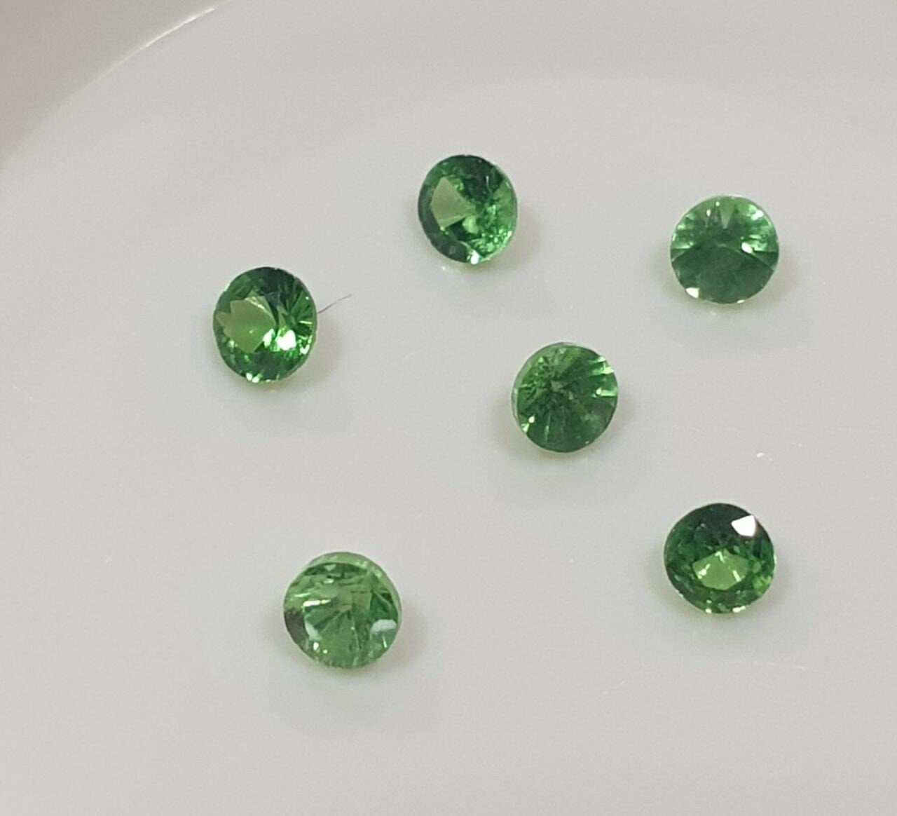 Lote de 6 granates tsavorita facetados redondos de 2 mm. - Paquetes de piedras preciosas - Piedras sueltas al por mayor