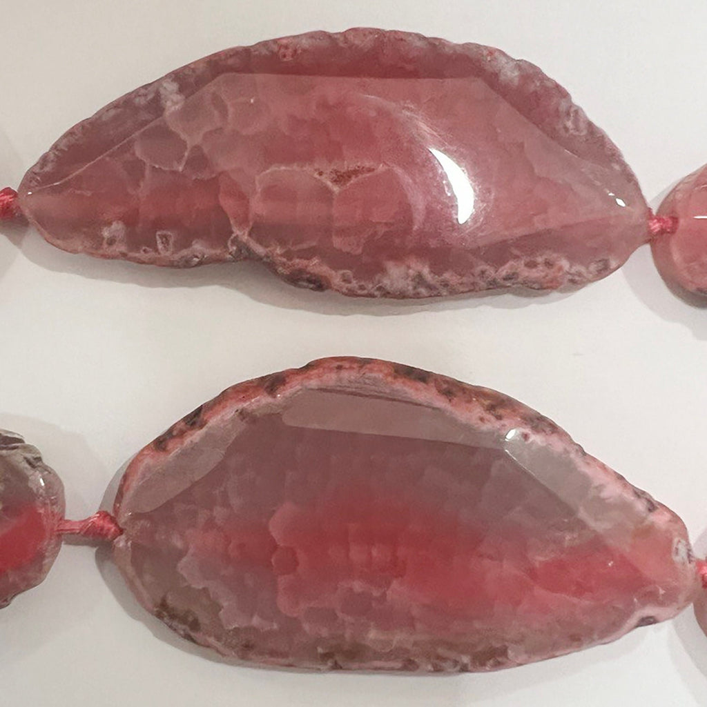 Cuentas planas irregulares facetadas de ágata fucsia de 16" de St. 65 x 45 mm. Aprox. Hilo de 40 cm.