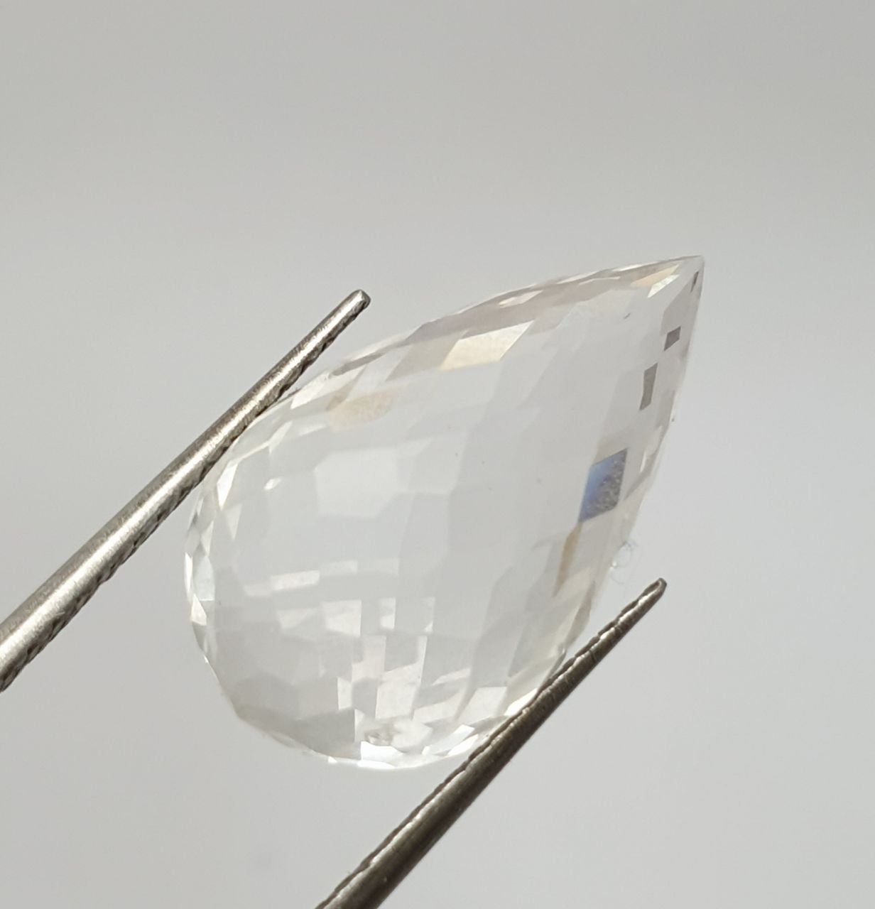 Pendentif goutte à facettes en quartz cristal de roche naturel (non percé) 20 x 12 mm (17,3 ct)