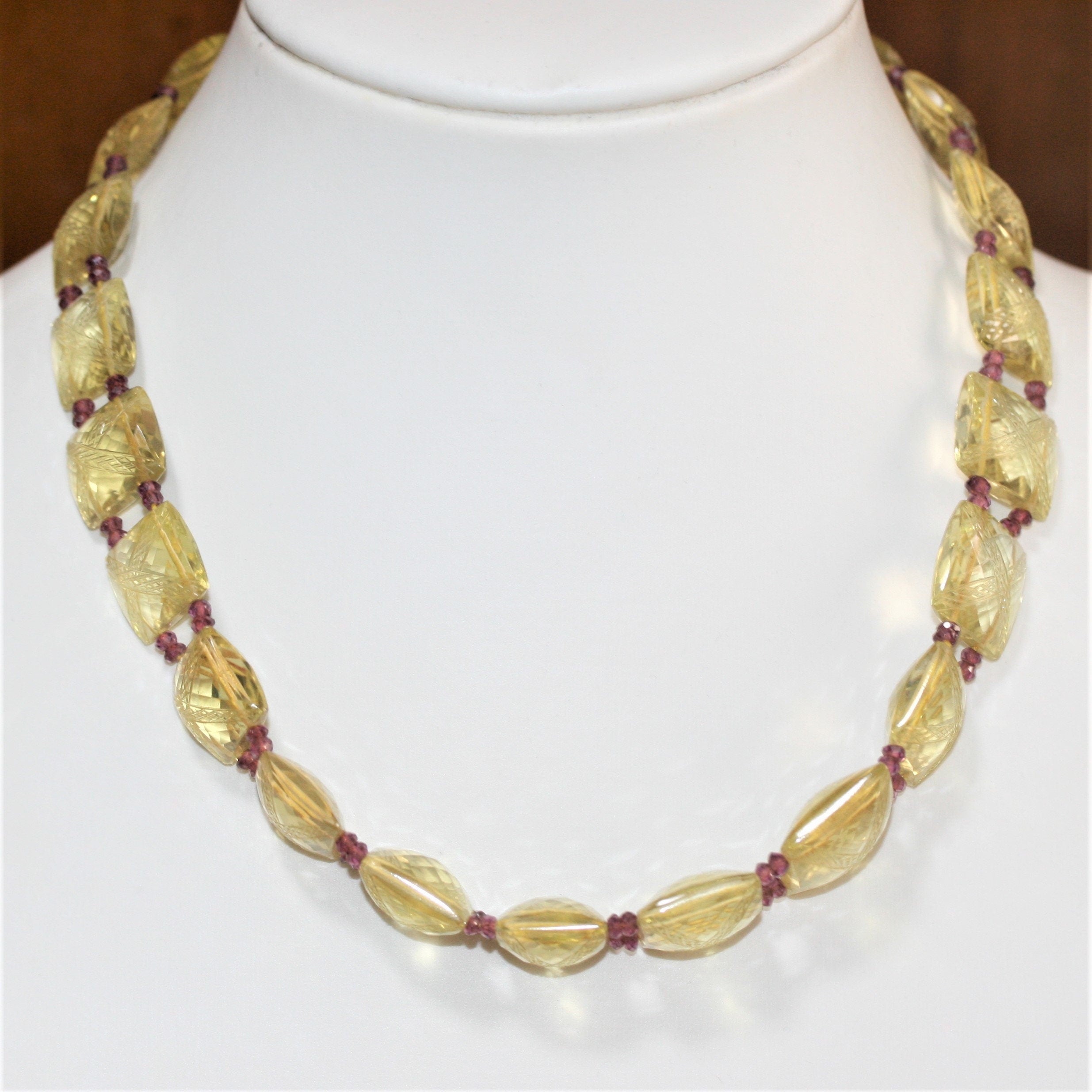 Collier en quartz citron rectangulaire sculpté (11 x 10,5 à 17 x 13 mm) et grenat rondelle facetté (3 x 2 mm).