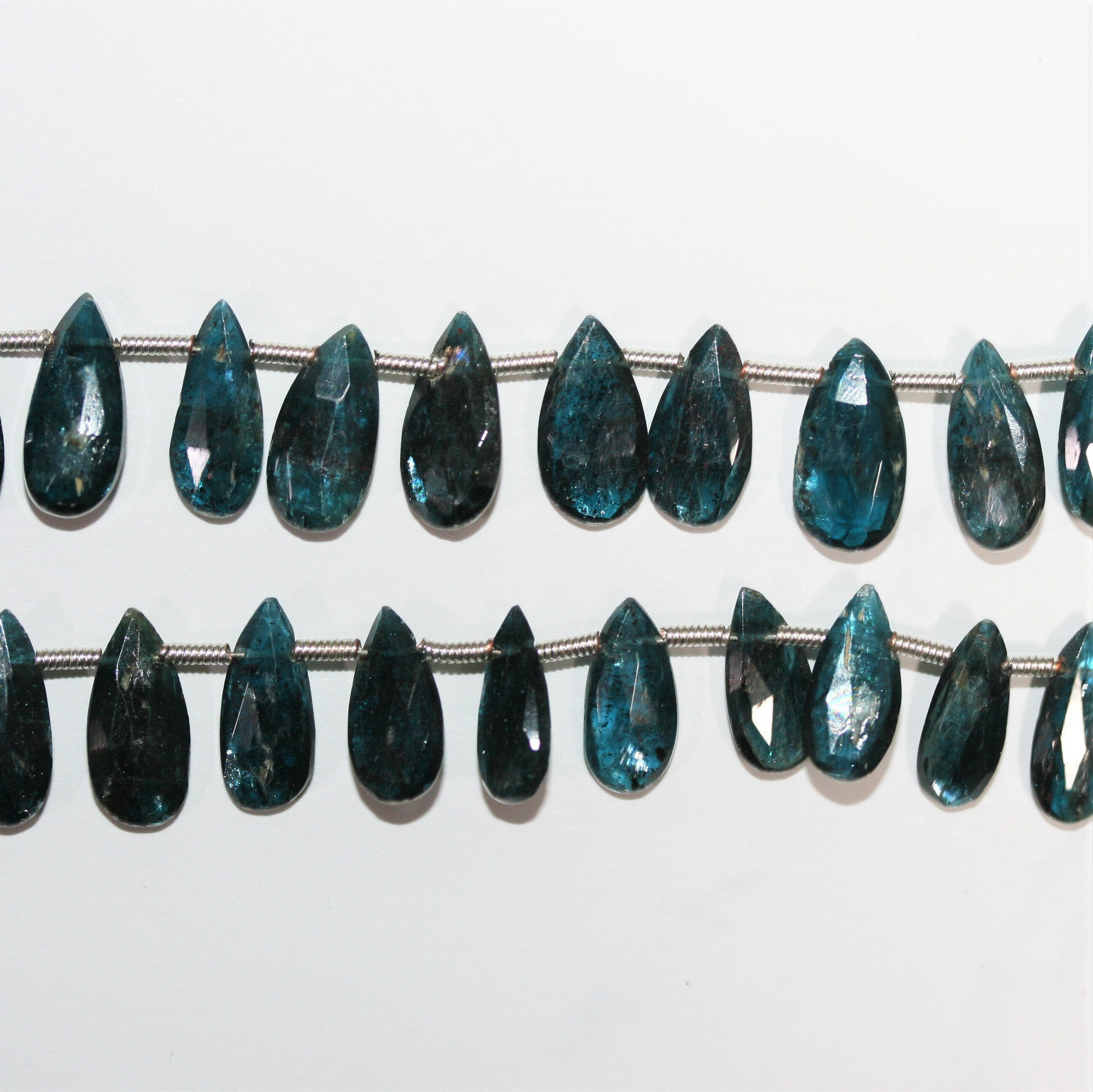 Cuentas de cianita santa facetadas de 7", 11 x 6 mm. Aprox. - Hilo de 20 cm.