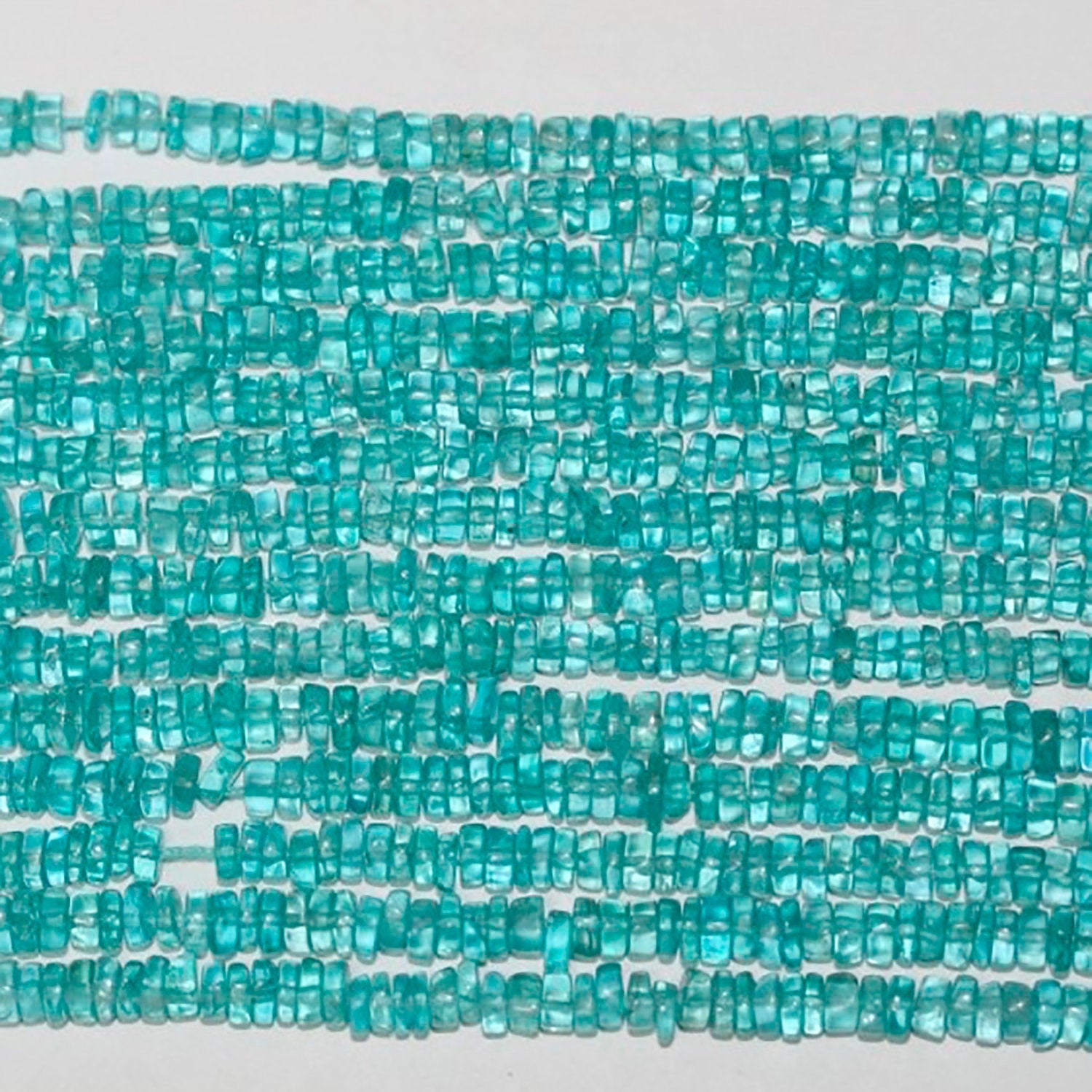 Perles rondelles lisses en apatite bleu-vert, 3-4 mm environ, 15 pouces (38 cm) de long. Longueur du fil : 39 cm.