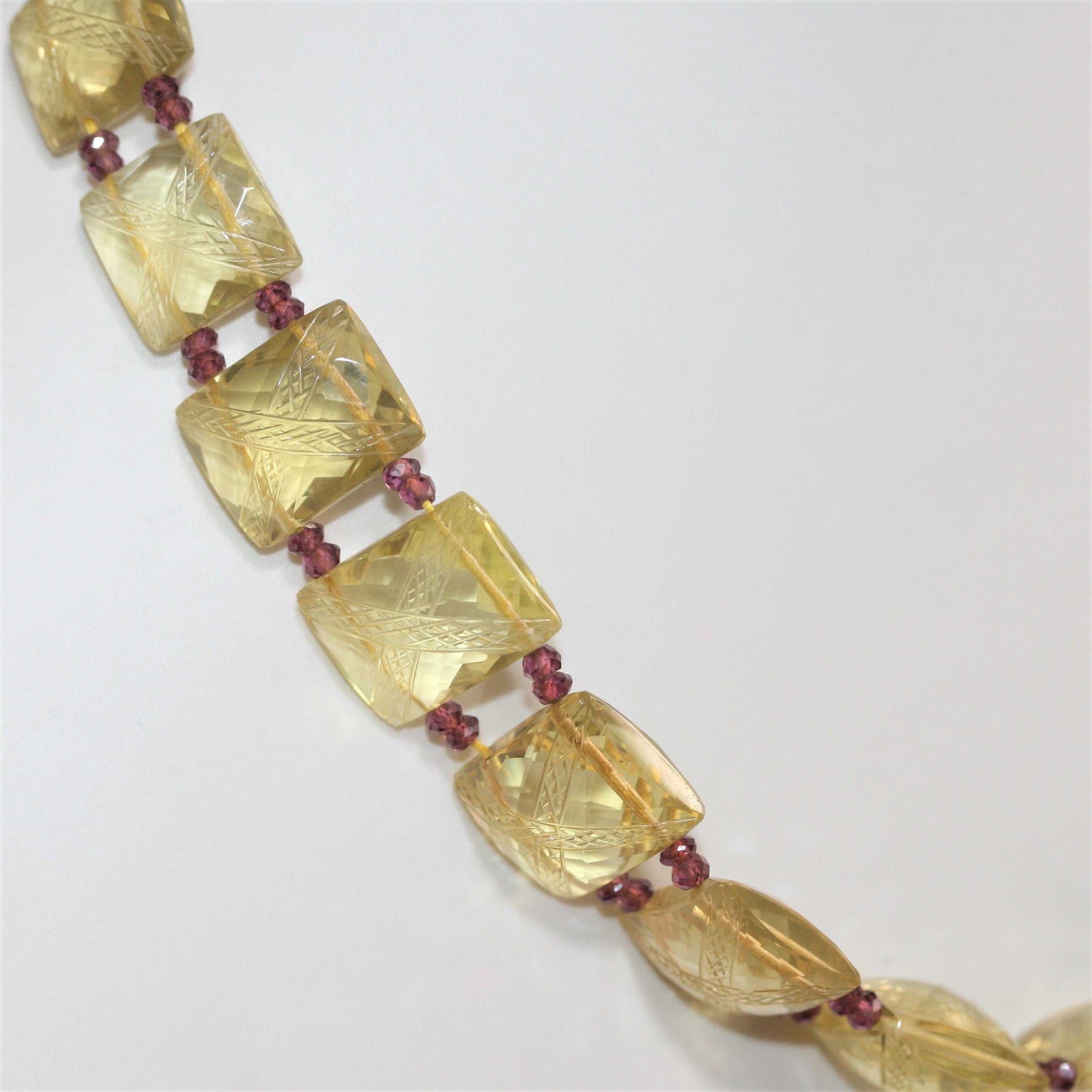 Collier en quartz citron rectangulaire sculpté (11 x 10,5 à 17 x 13 mm) et grenat rondelle facetté (3 x 2 mm).