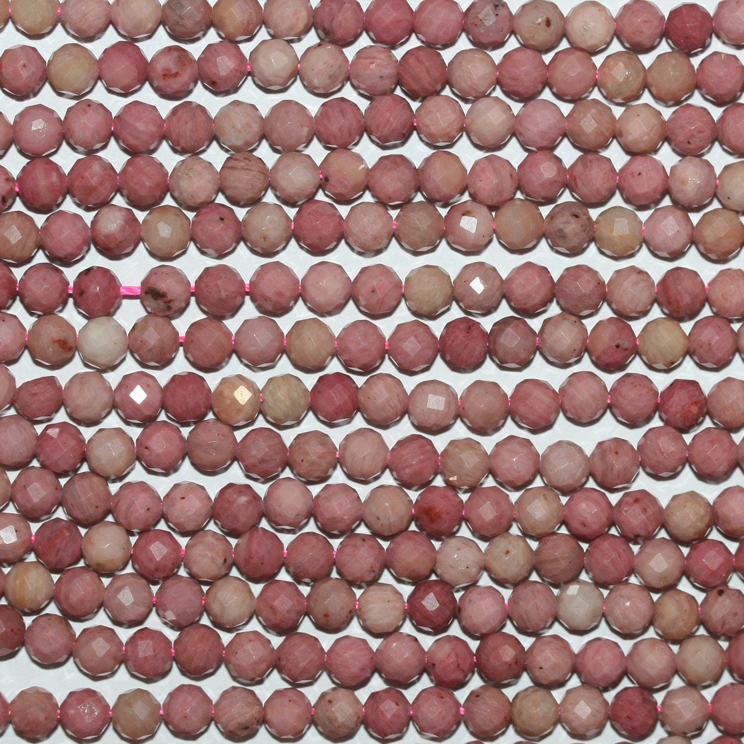 Perles rondes à facettes en rhodonite de 14 pouces, 4,5 mm - Fil de 38 cm.