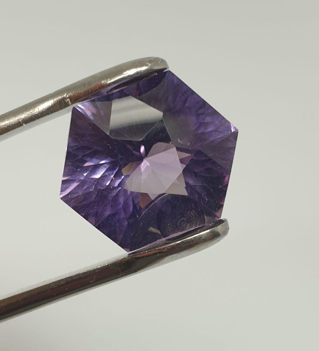 Amatista de corte elegante, facetada, hexagonal, 15 x 14 mm (12,1 ct). Pieza única. Amatista de corte elegante. Piedras naturales para joyería.