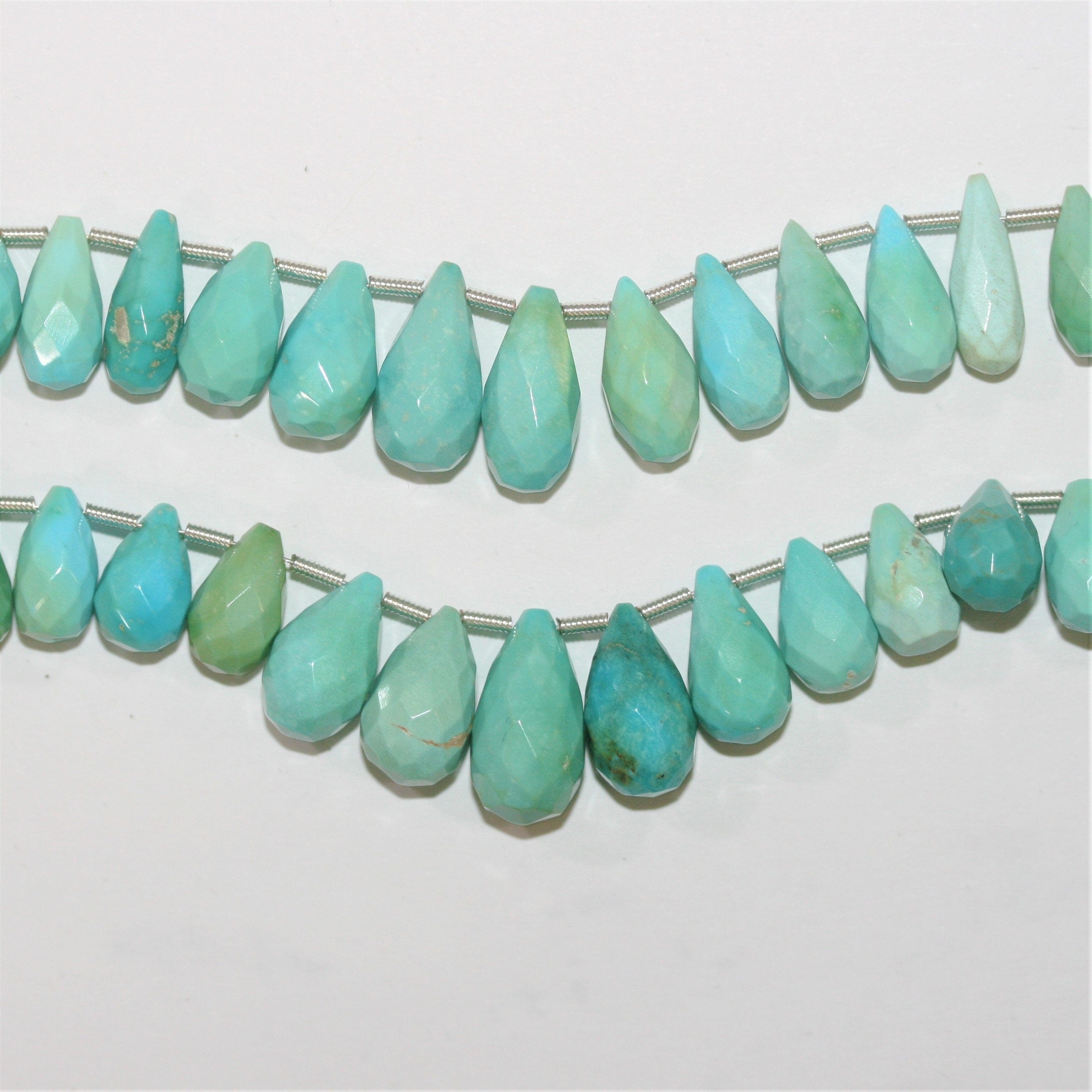 Perles en turquoise St à facettes graduées de 9 pouces, 16 x 8,5 à 10 x 6 mm. Environ.