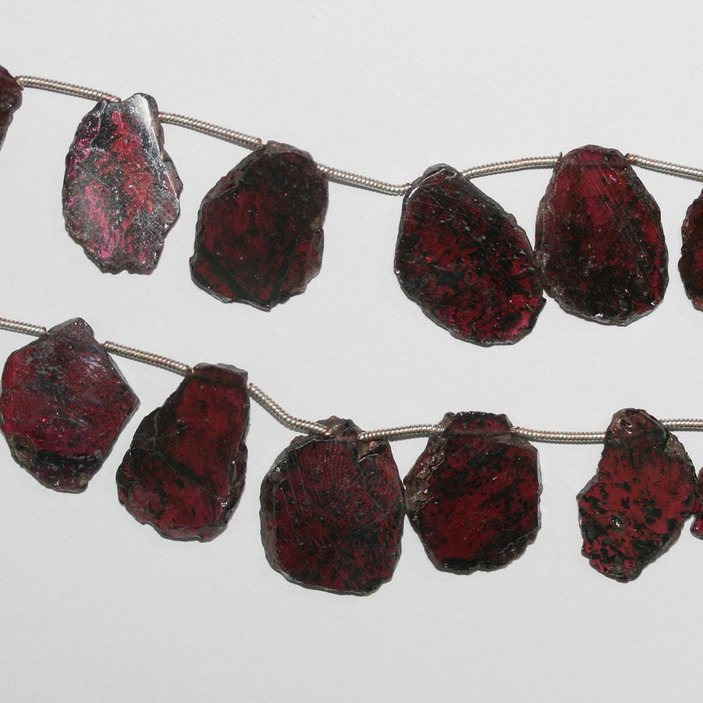 Perles plates et lisses en grenat de 20 cm (8 pouces), de forme irrégulière, de 10 à 20 mm. Longueur du fil : environ 20 cm.