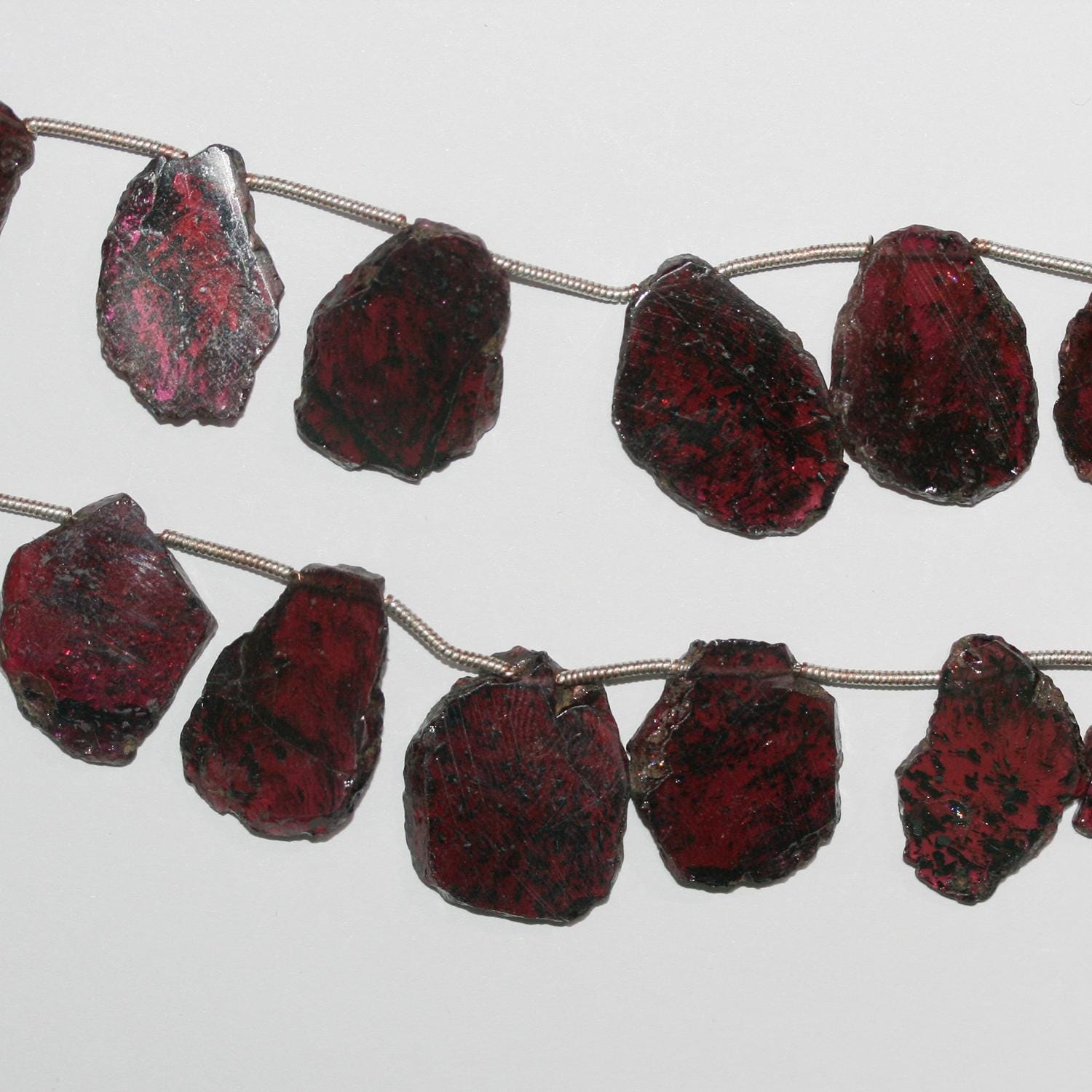 Perles plates et lisses en grenat de 20 cm (8 pouces), de forme irrégulière, de 10 à 20 mm. Longueur du fil : environ 20 cm.
