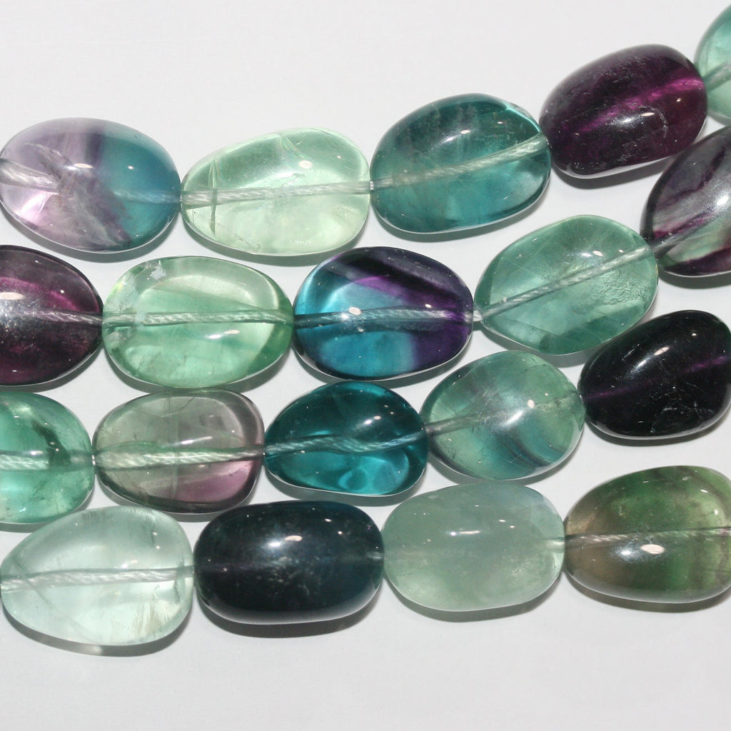 Perles de fluorite St lisses en forme de pépites, 18 x 15 mm. Longueur approximative du brin : 39 cm.