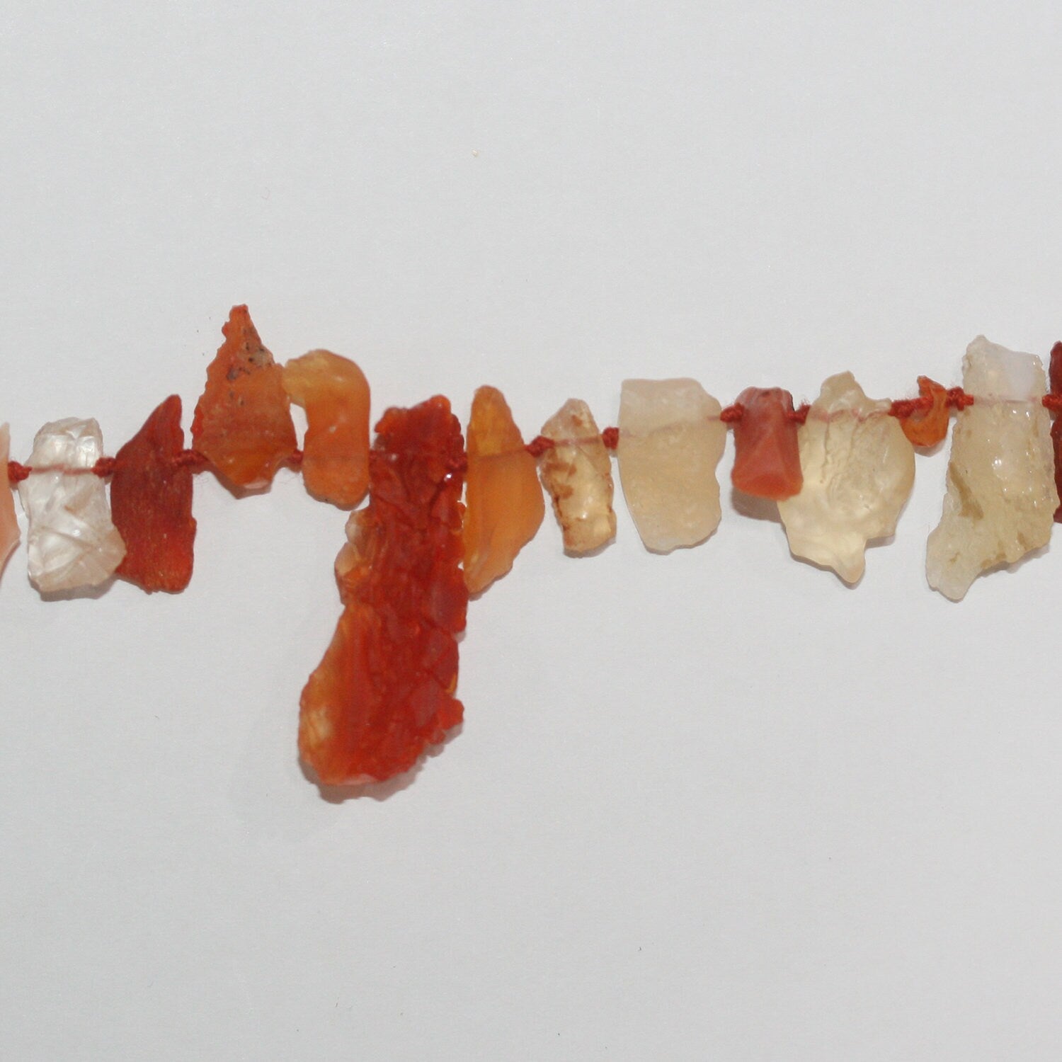 Cuentas de ópalo de fuego sin pulir de 40 cm, 10-22 mm (aprox. - Hilo de 40 cm)