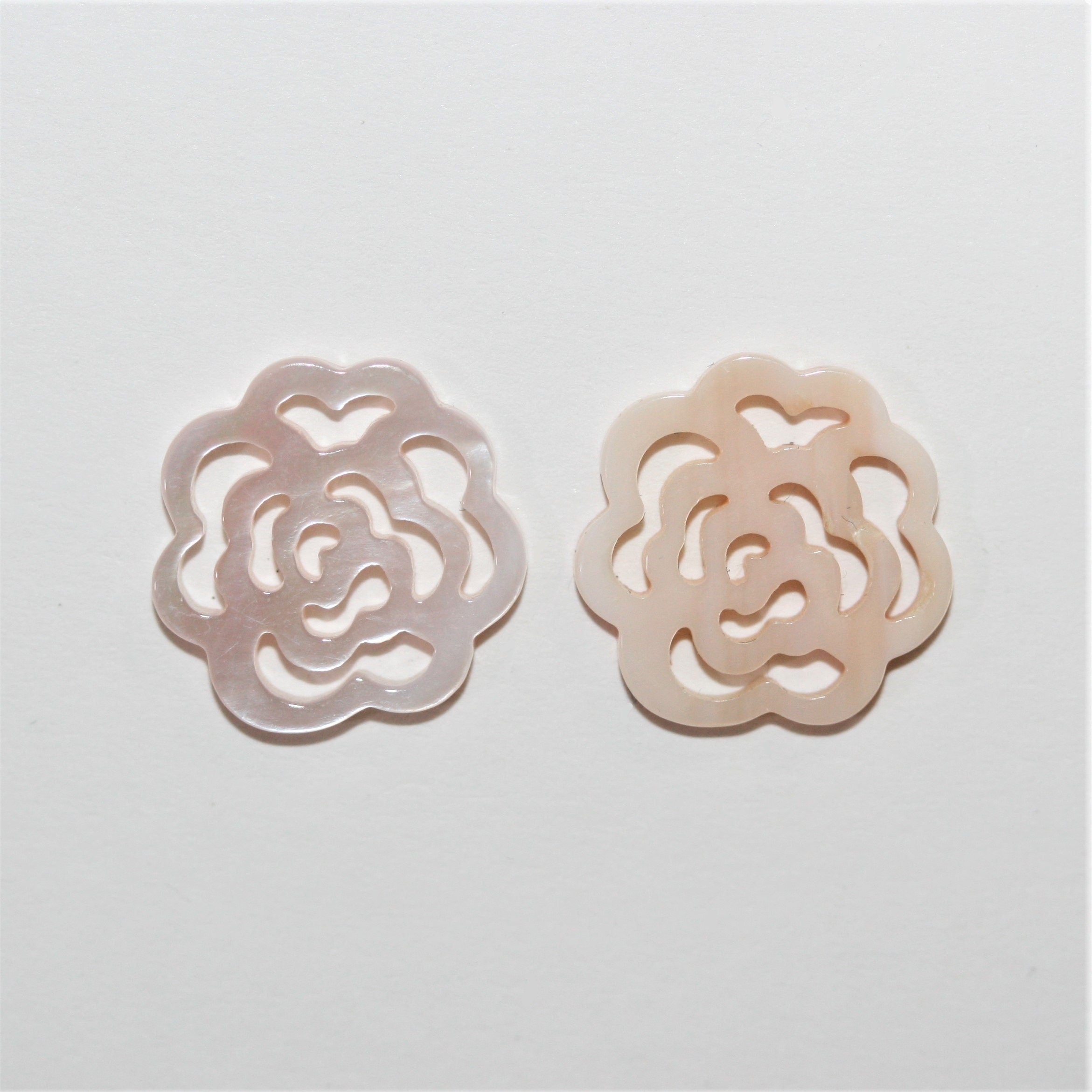 Colgante Flor Nácar Rosa 15mm.- 1 Par