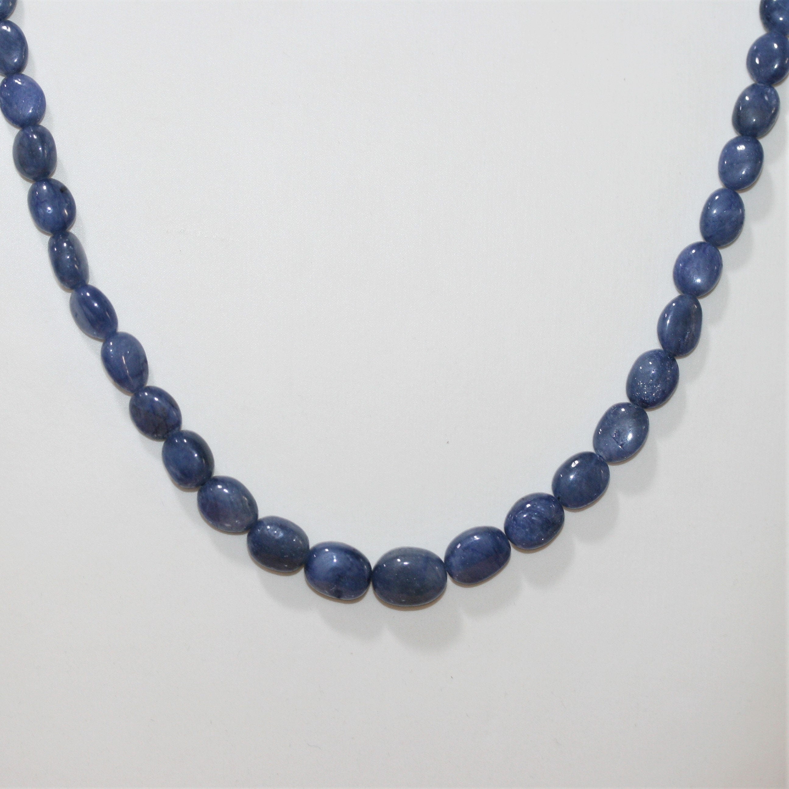 Collar de zafiro azul ovalado liso y graduado (5 x 4-11 x 8 mm, aprox.)