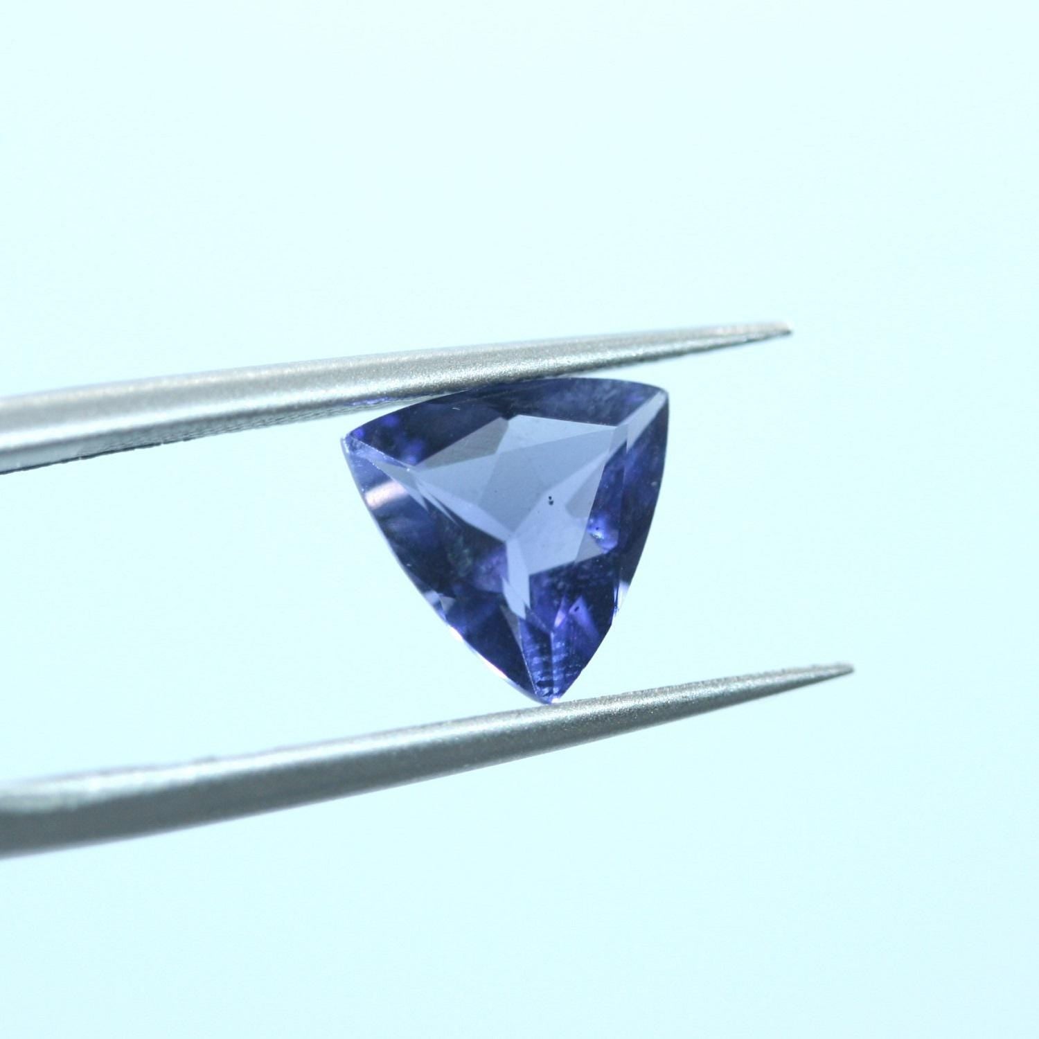 Lot d'iolites taillées en trillion facetté de 9 mm (2 pièces).