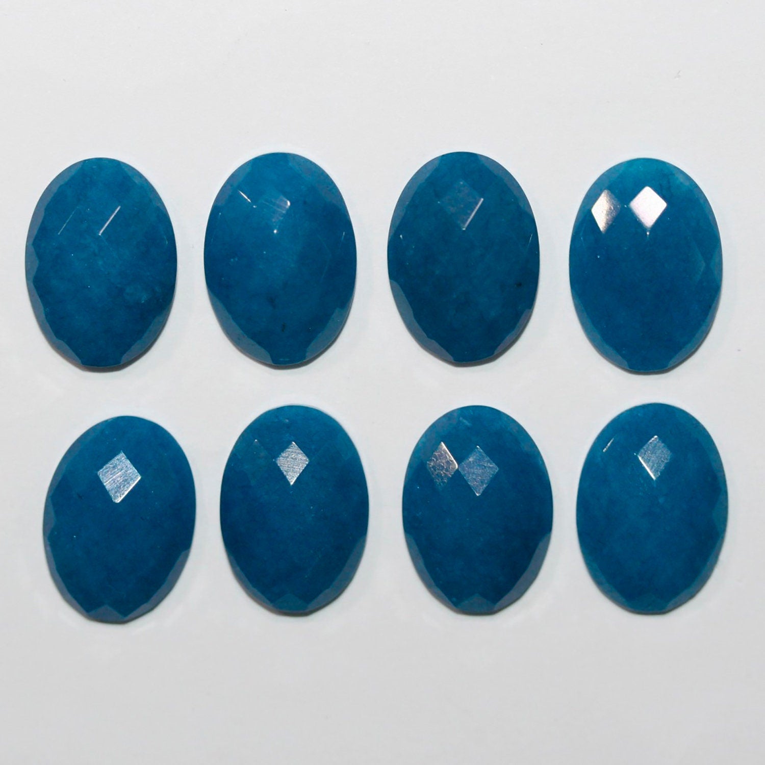Lote de 8 cabujones facetados ovalados de jade teñido azul de 18 x 13 mm. (8 uds.)