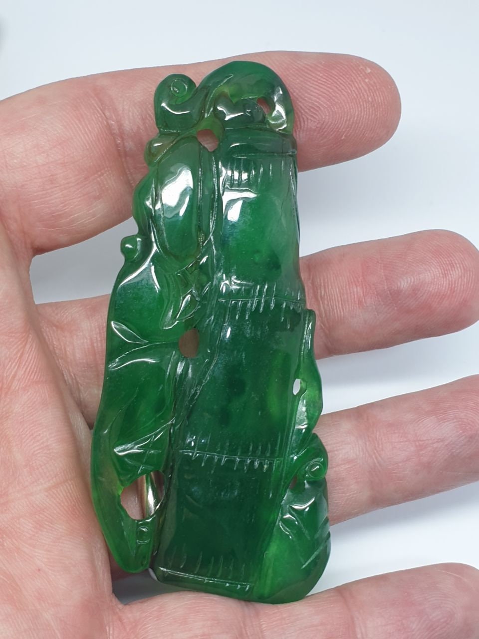 Pendentif unique en jade vert sculpté (79 x 35 mm, 40 g). Pièce de collection vraiment unique.