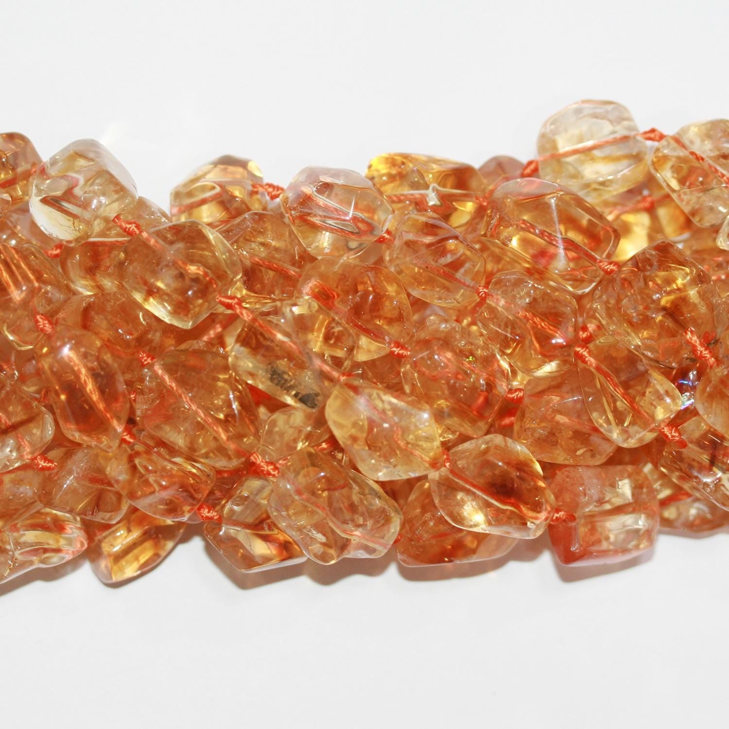 Perles de citrine facettées en forme de pépite, 15 pouces (10-13 mm). Longueur approximative du fil : 39 cm.