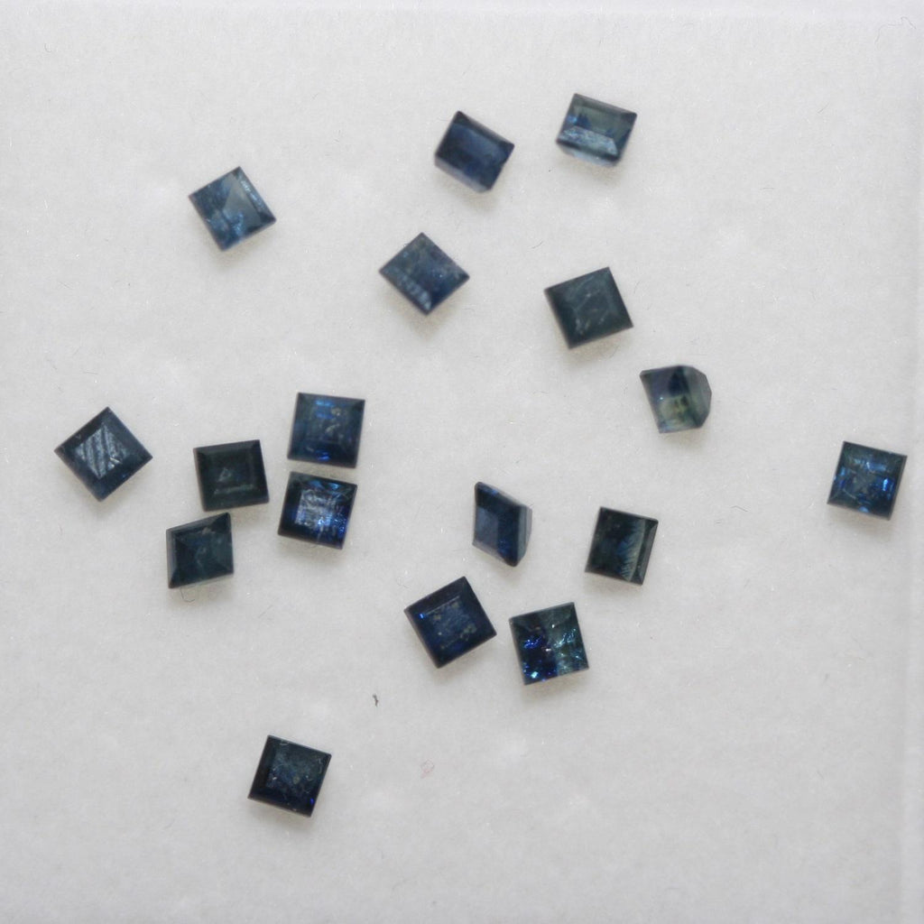 Lot de 14 saphirs bleus carrés à facettes de 2,7 mm.