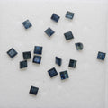 Lot de 14 saphirs bleus carrés à facettes de 2,7 mm.