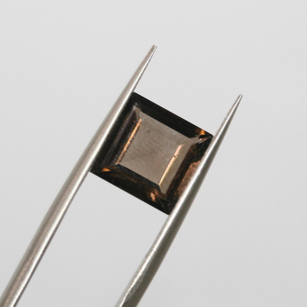 Lot de 4 pierres carrées à facettes en quartz fumé de 10 mm.