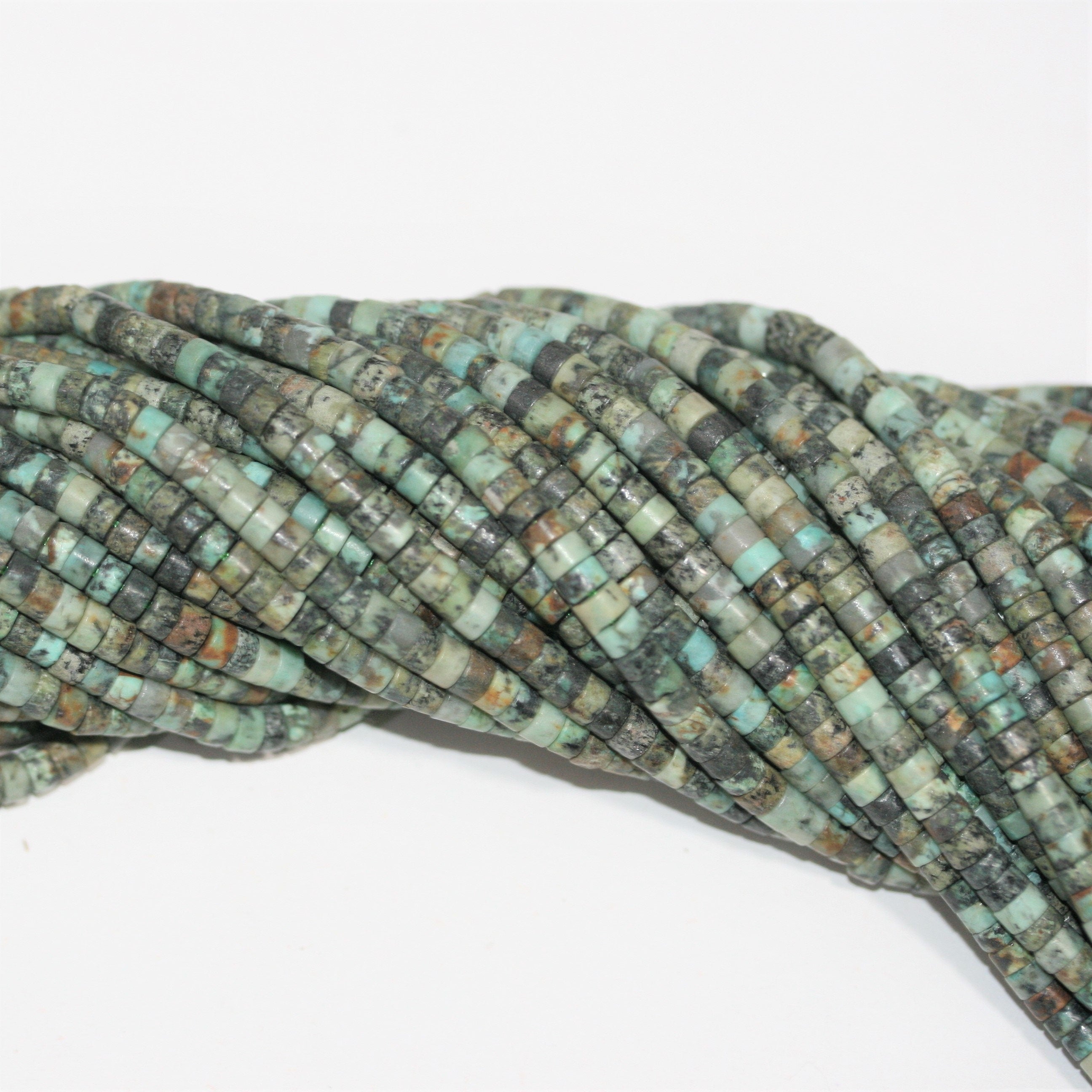 Perles disques lisses en turquoise africaine St 15" 4x2mm.- Brin 39cm.