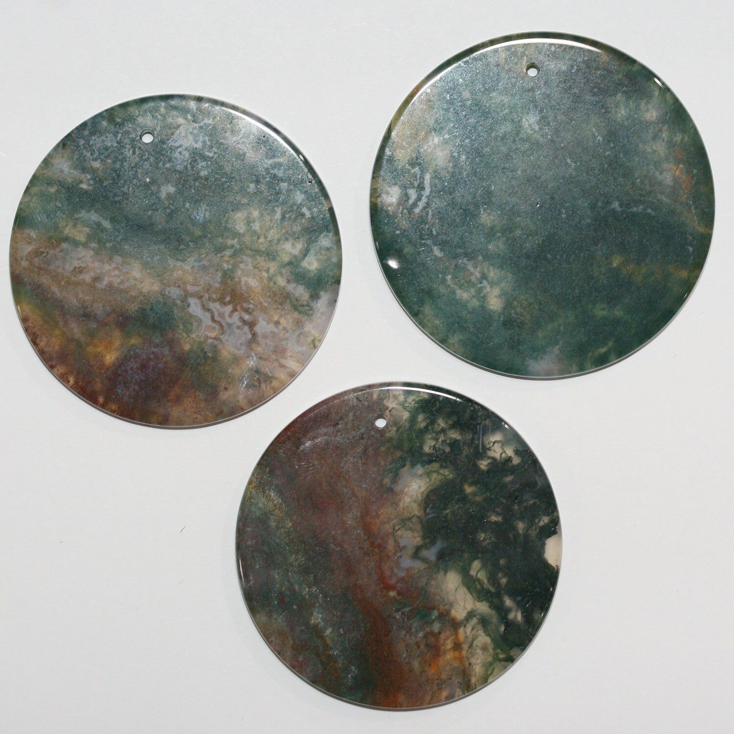 Pendentif rond lisse en agate mousse, 47-57 mm environ (1 pièce).