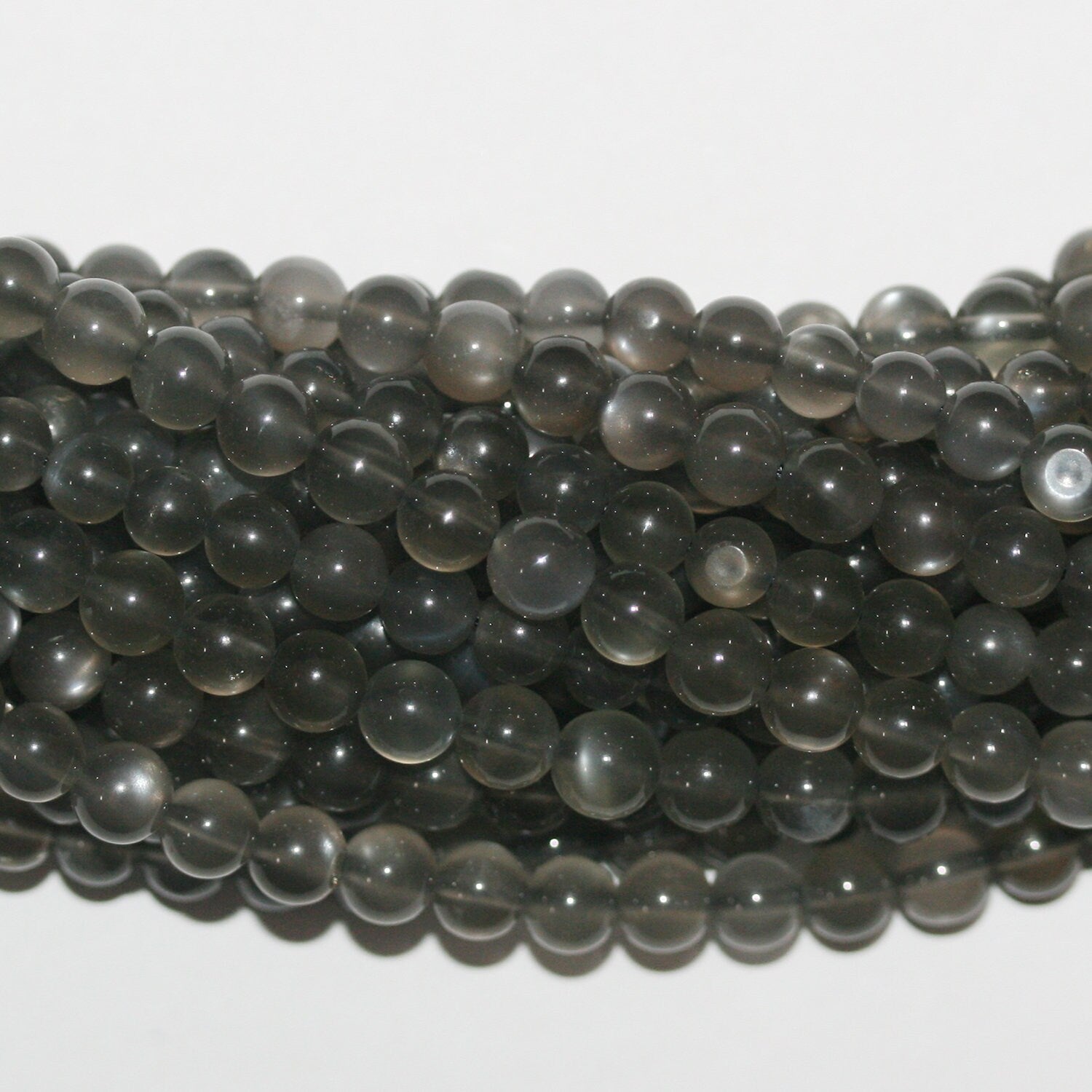 Cuentas redondas lisas de piedra lunar gris St. de 16", 5-5,5 mm, hilo de 40 cm.