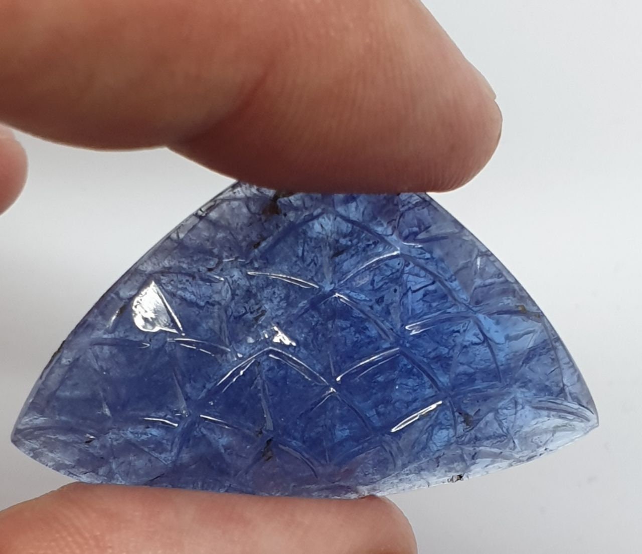Grande taille unique sculptée dans un cabochon de tanzanite naturelle, 39 x 24,6 mm, 42 carats - Sculpture sur pierre précieuse