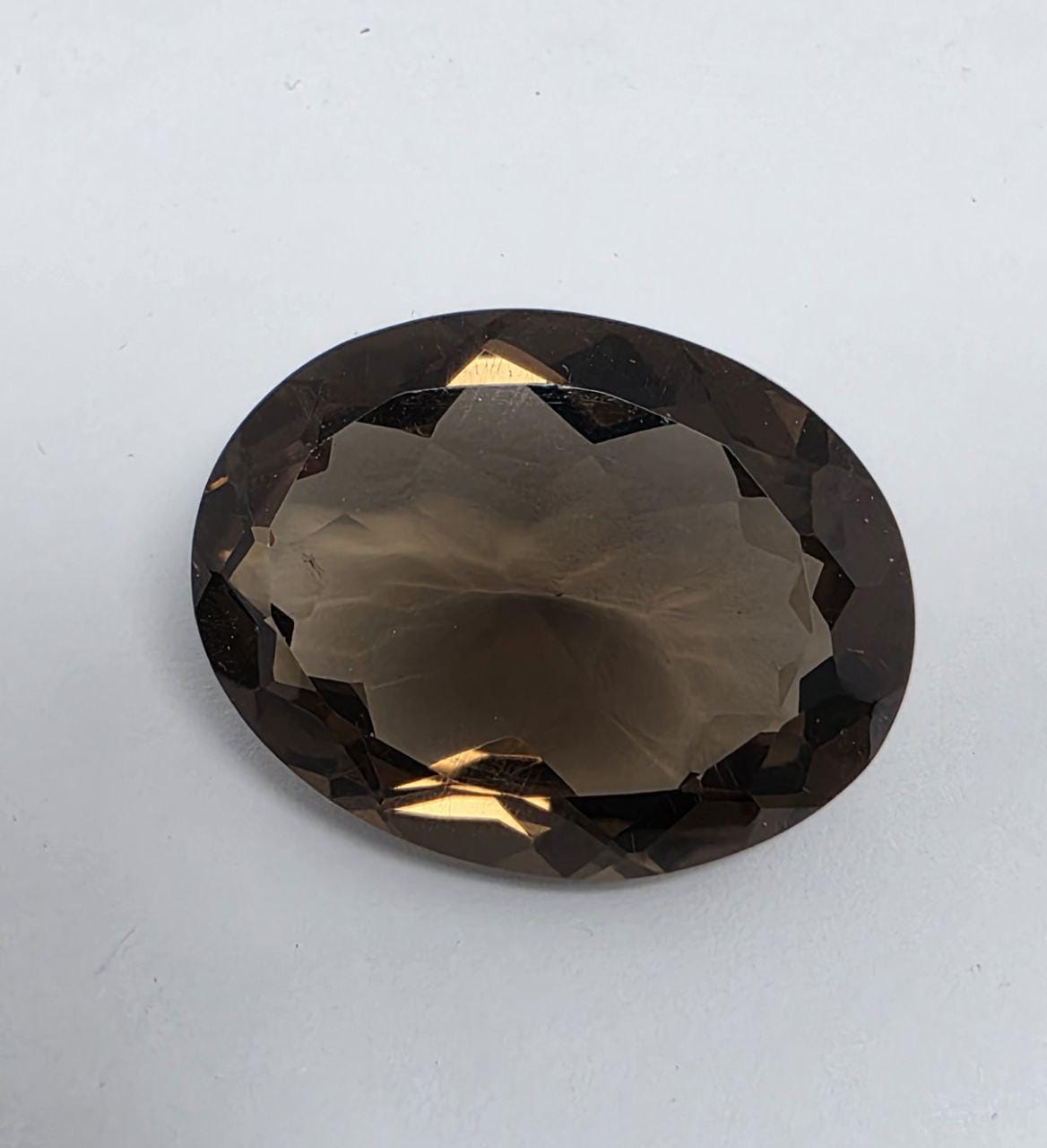 Quartz fumé naturel ovale à facettes, 34,1 ct, 30 x 23,6 x 11,5 mm - Pièce unique - Pierres taillées pour la joaillerie