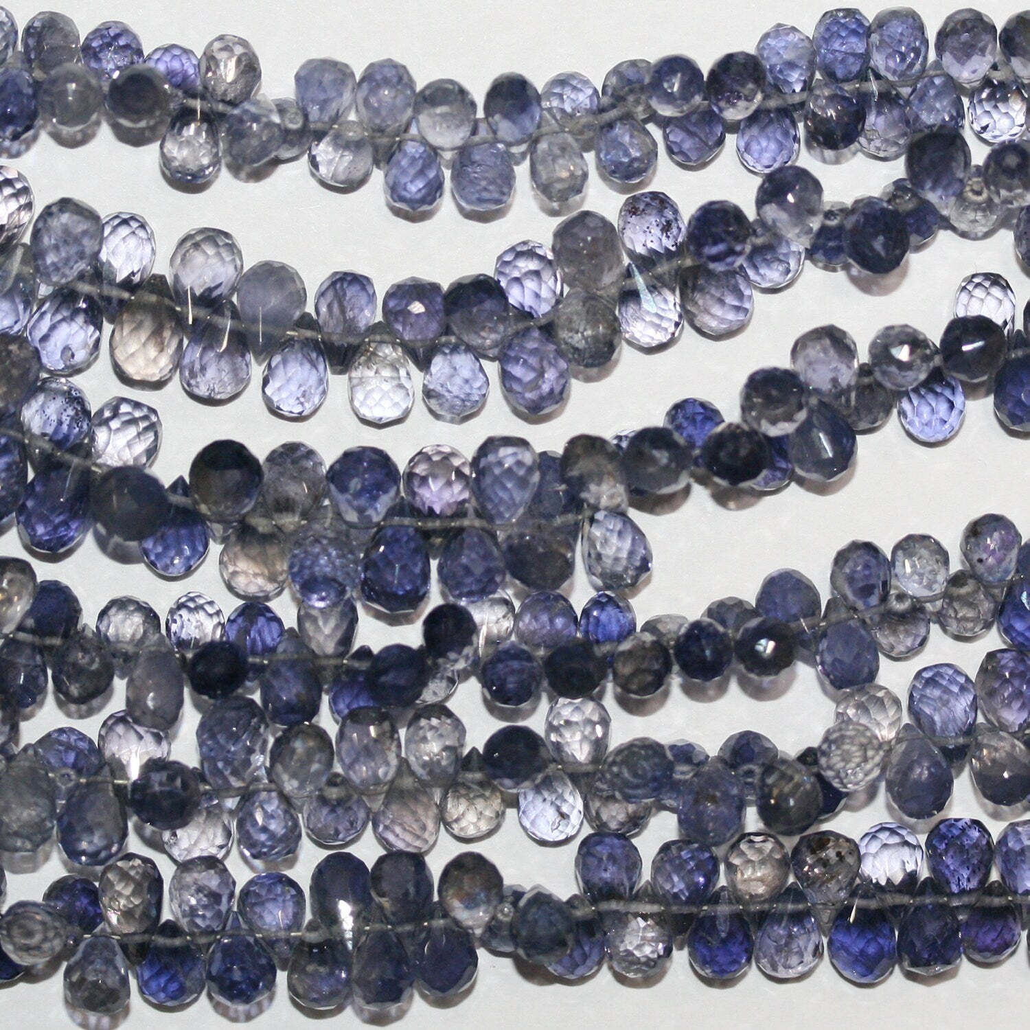 Perles en forme de goutte à facettes en iolite de 9 pouces, 7 x 5 mm. - Fil de 23 cm.