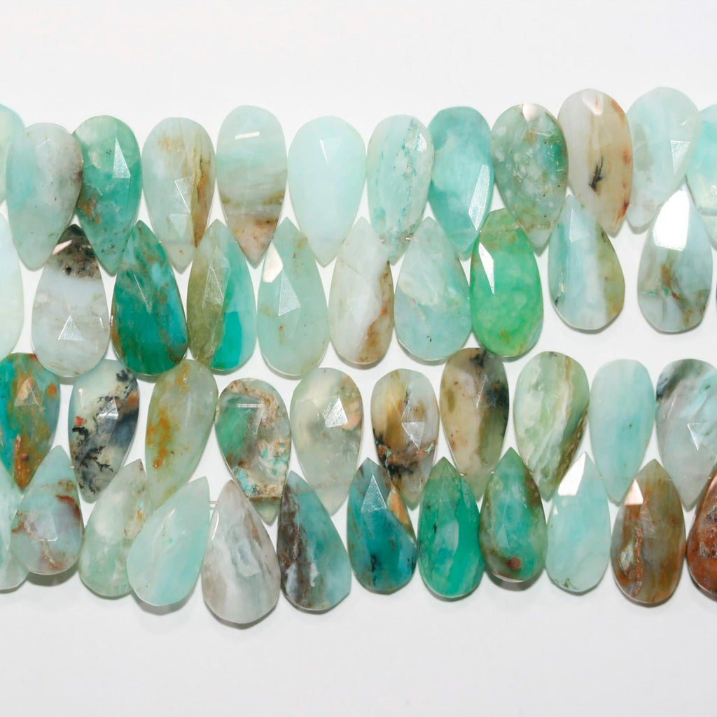 Perles péruviennes à facettes en forme de goutte, 22 x 8 mm environ. Longueur du fil : 21 cm.