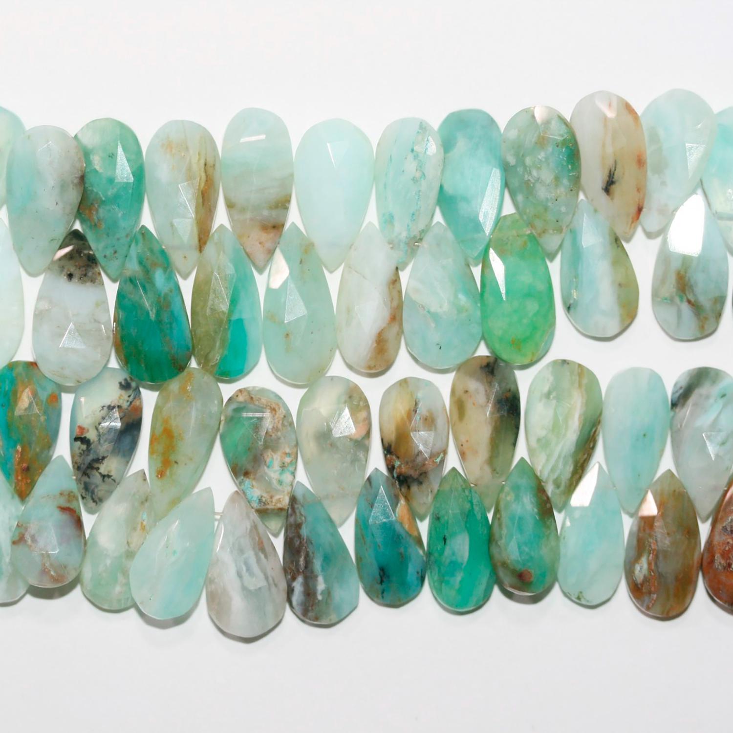 Perles péruviennes à facettes en forme de goutte, 22 x 8 mm environ. Longueur du fil : 21 cm.