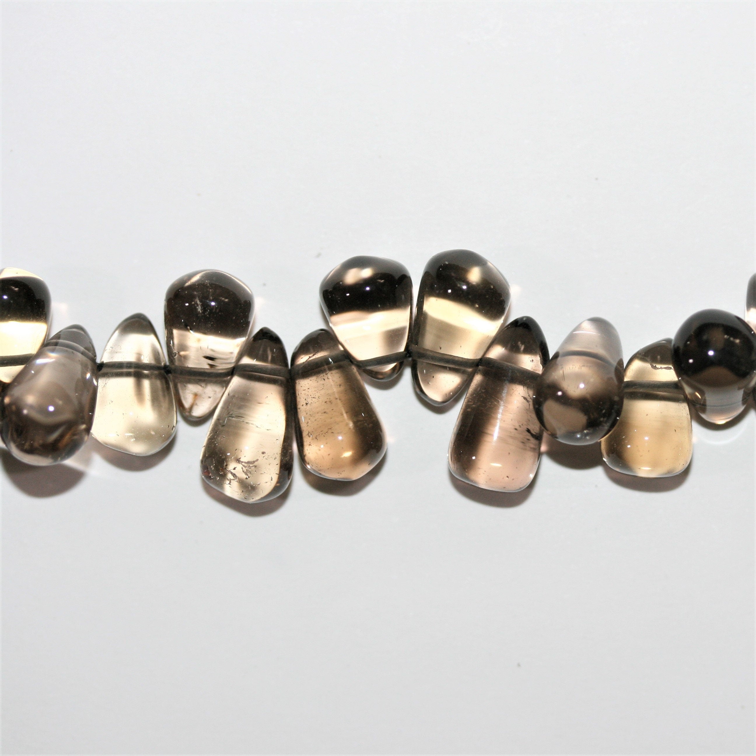 Perles en quartz fumé lisses en forme de goutte 12x7mm.- Fil 37cm.