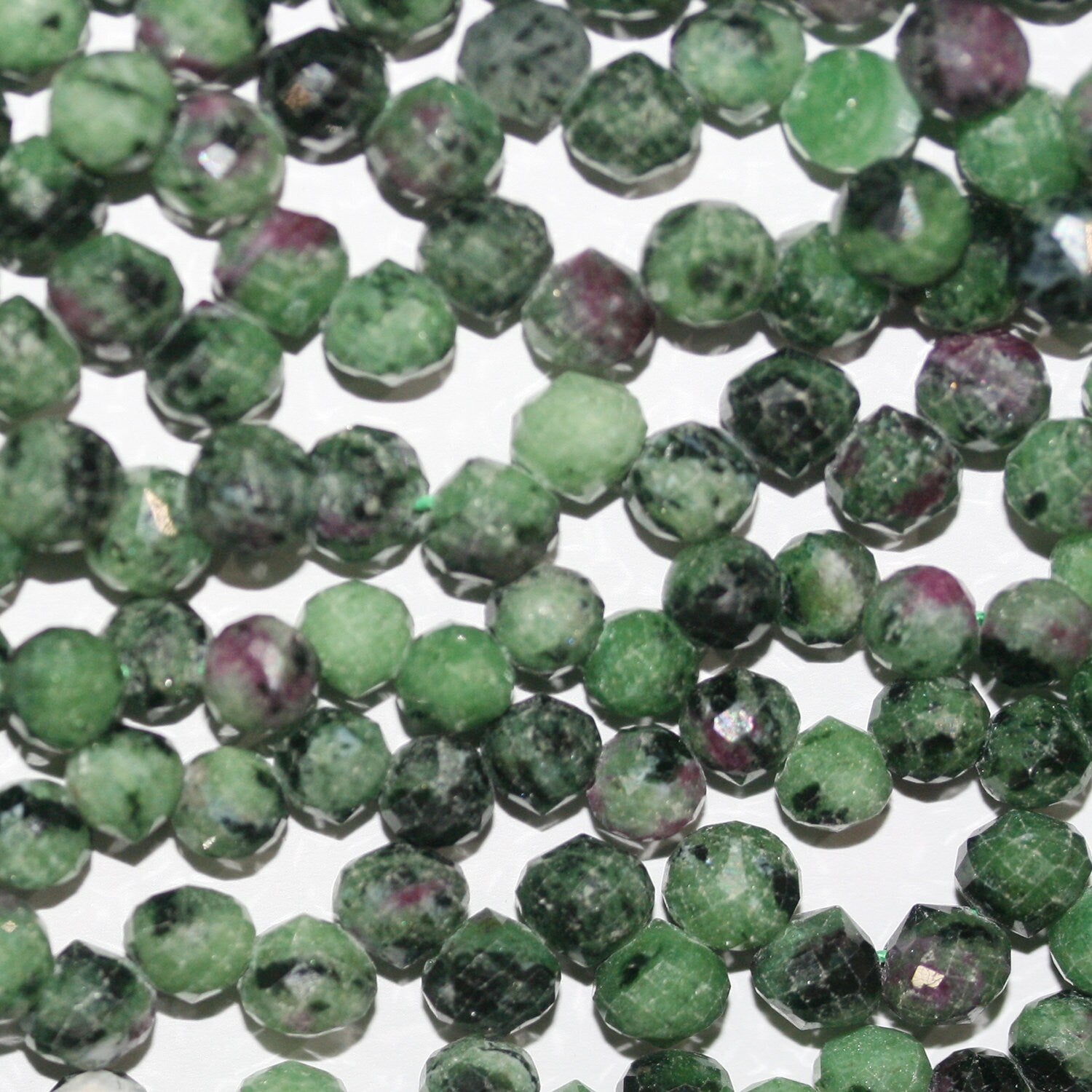 Perles en zoïsite rubis St à facettes en forme de goutte, 15 pouces, 5-6 mm. - Fil de 39 cm.