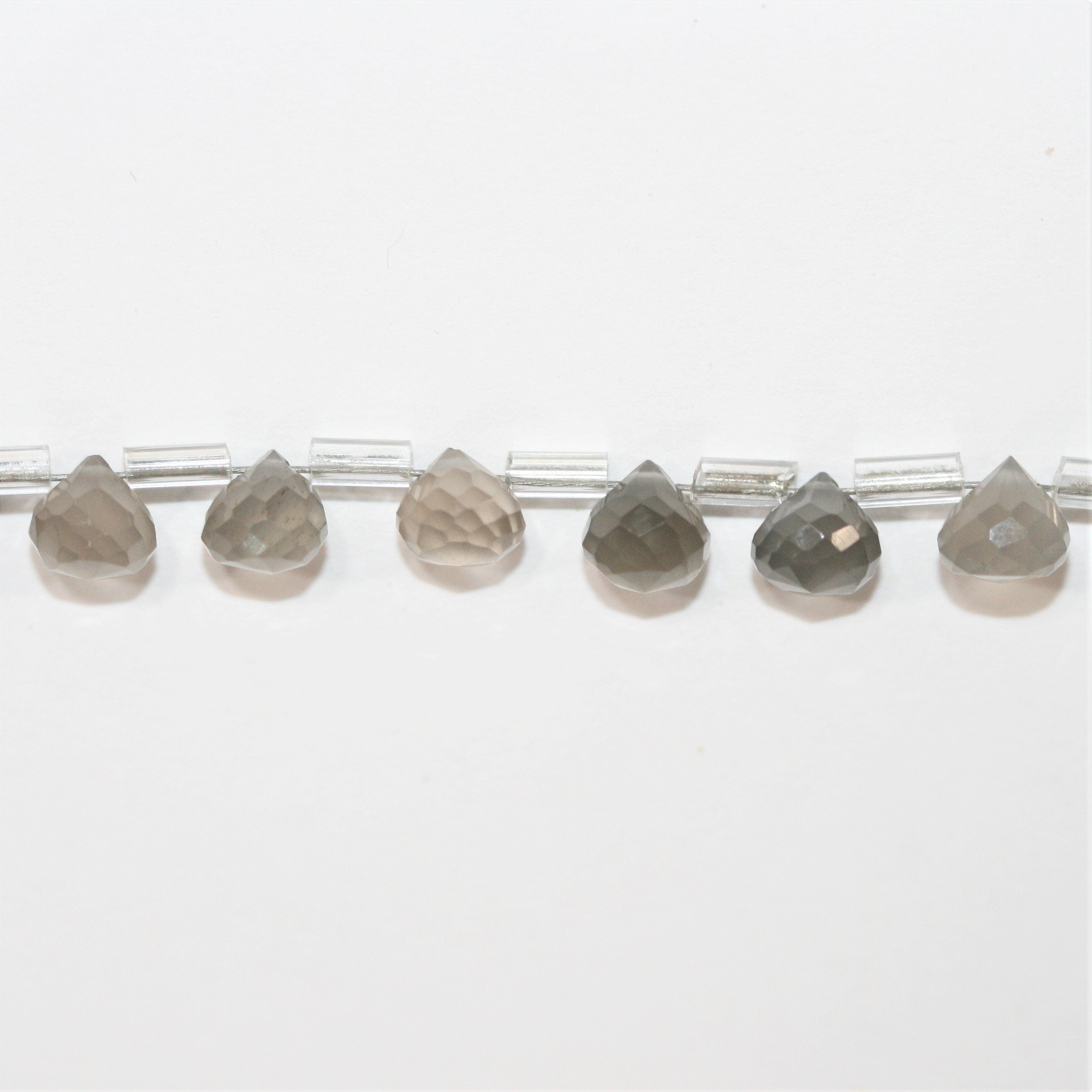 Perles en pierre de lune grise facettées de 9 pouces, 5-6 mm - Fil de 23 cm.