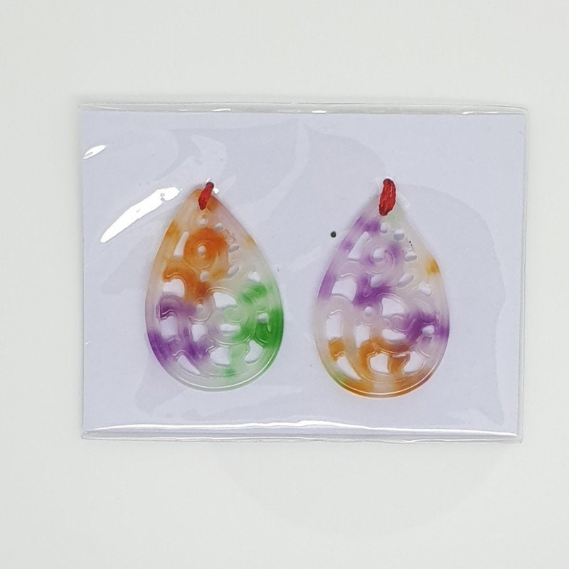 Pendentif en jade multicolore sculpté 17x24mm.