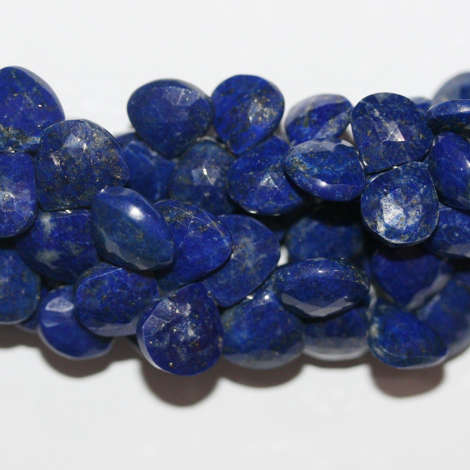 Perles en lapis-lazuli facettées de 8 à 9 mm (8 pouces). Longueur du fil : environ 21 cm.