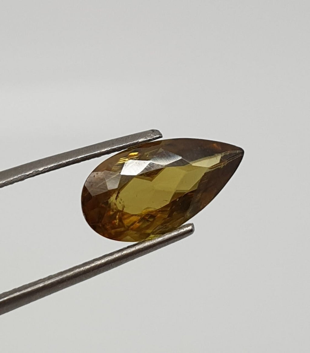 Esfena de titanita verde talla pera 13,4 x 7 mm 2,5 ct - Gran dispersión natural - Piedra preciosa rara